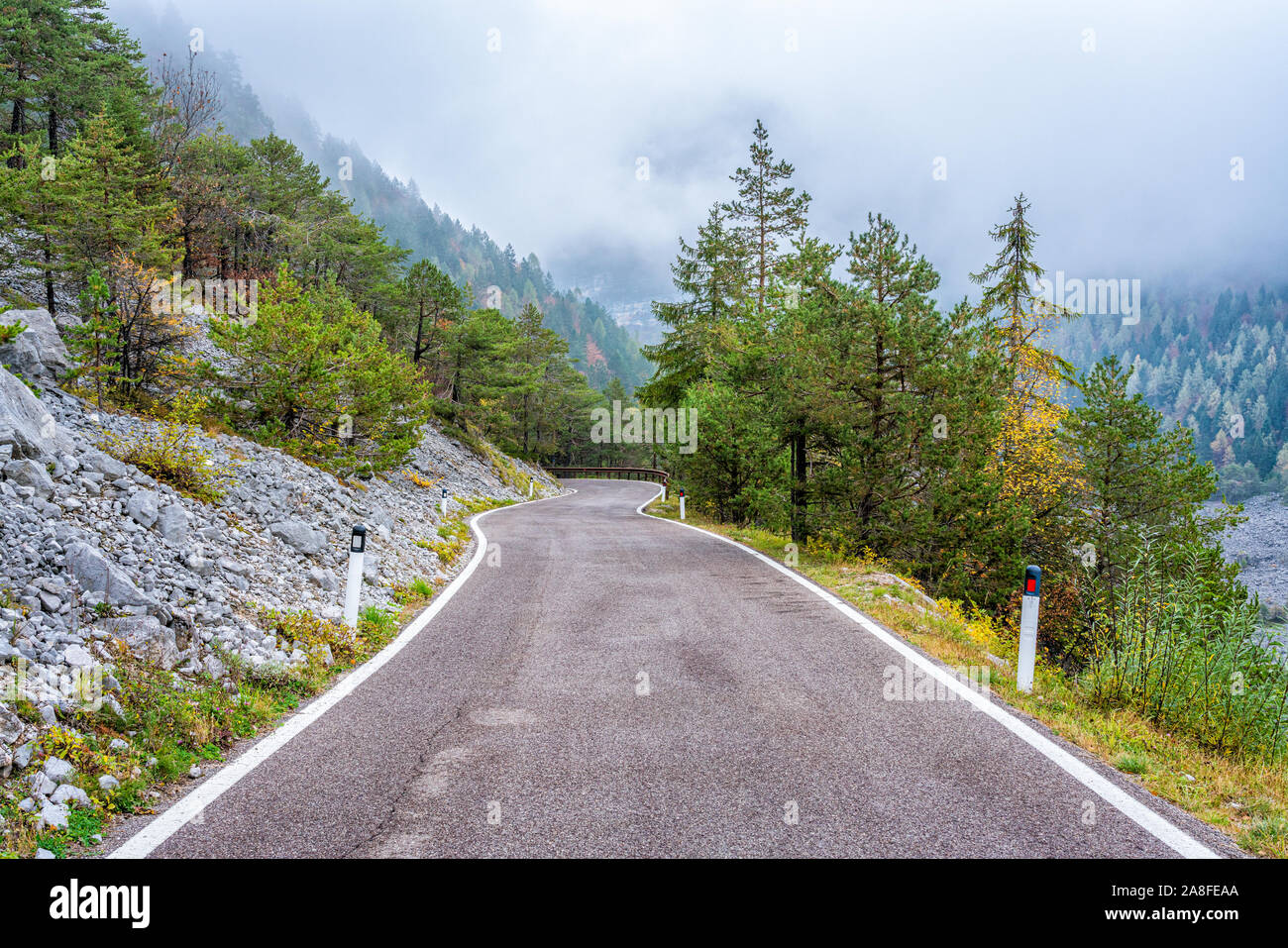 Idyllische herbstliche in der Nähe von Lake Tovel, Val di Non, Provinz Trento, Trentino-Südtirol, Italien. Stockfoto