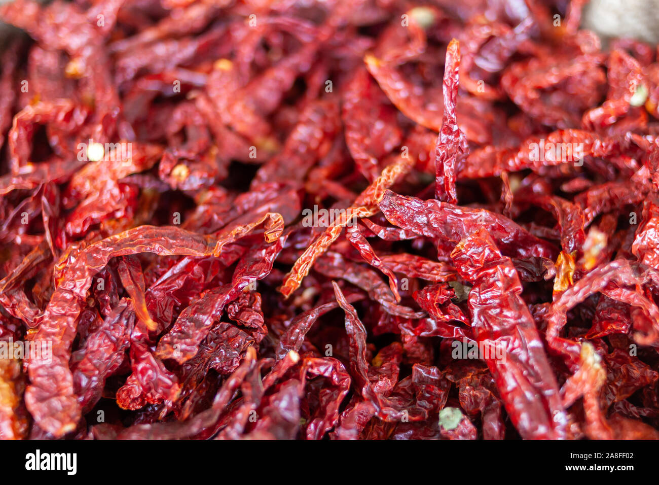 Getrocknete rote Chilis für heiße und würzige Speisen. Typisch für die asiatischen Märkte, in denen sie in großen Mengen gefunden werden. Stockfoto