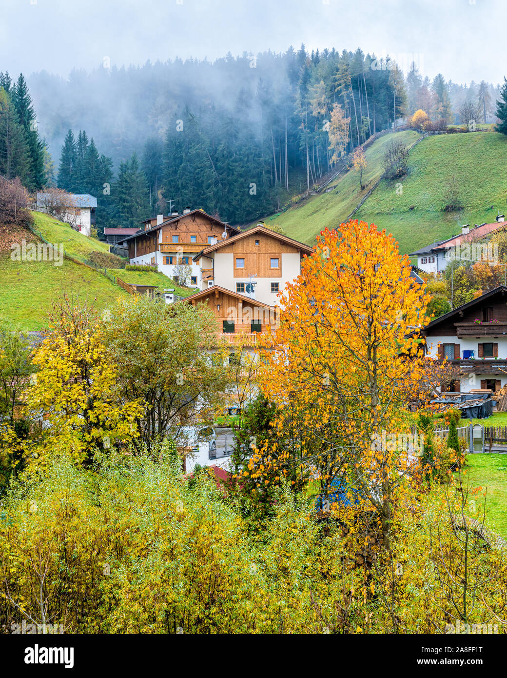 Herbstliche Panorama in Santa Magdalena Dorf in der berühmten Val di Funes. Trentino Alto Adige, Italien. Stockfoto