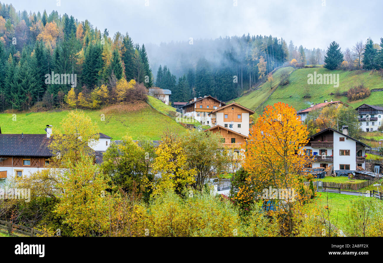 Herbstliche Panorama in Santa Magdalena Dorf in der berühmten Val di Funes. Trentino Alto Adige, Italien. Stockfoto