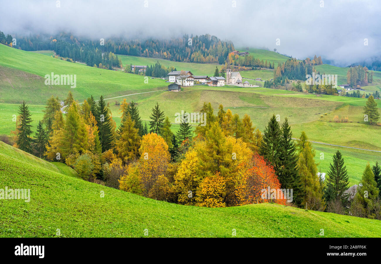 Herbstliche Panorama in Santa Magdalena Dorf in der berühmten Val di Funes. Trentino Alto Adige, Italien. Stockfoto