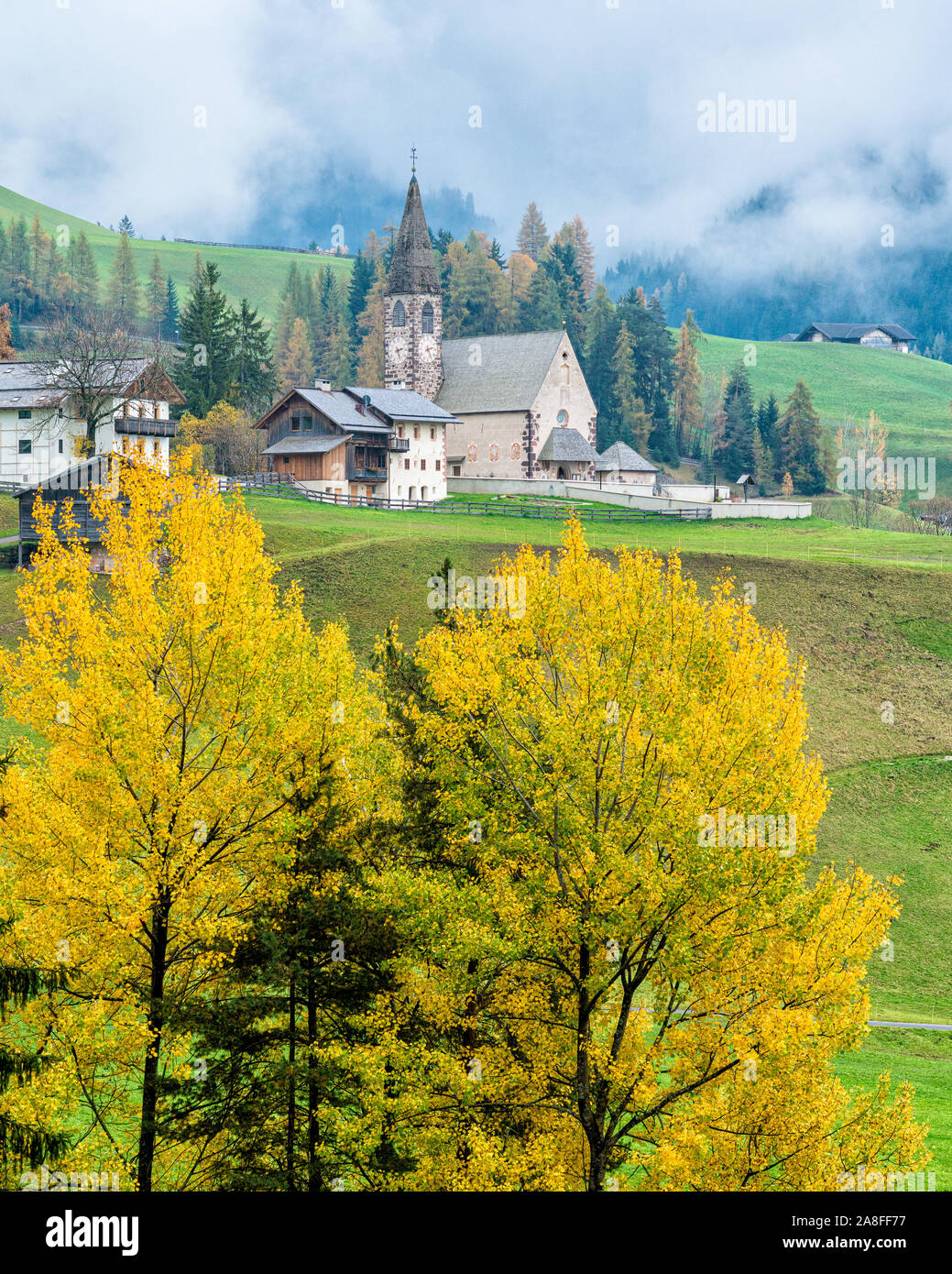 Herbstliche Panorama in Santa Magdalena Dorf in der berühmten Val di Funes. Trentino Alto Adige, Italien. Stockfoto