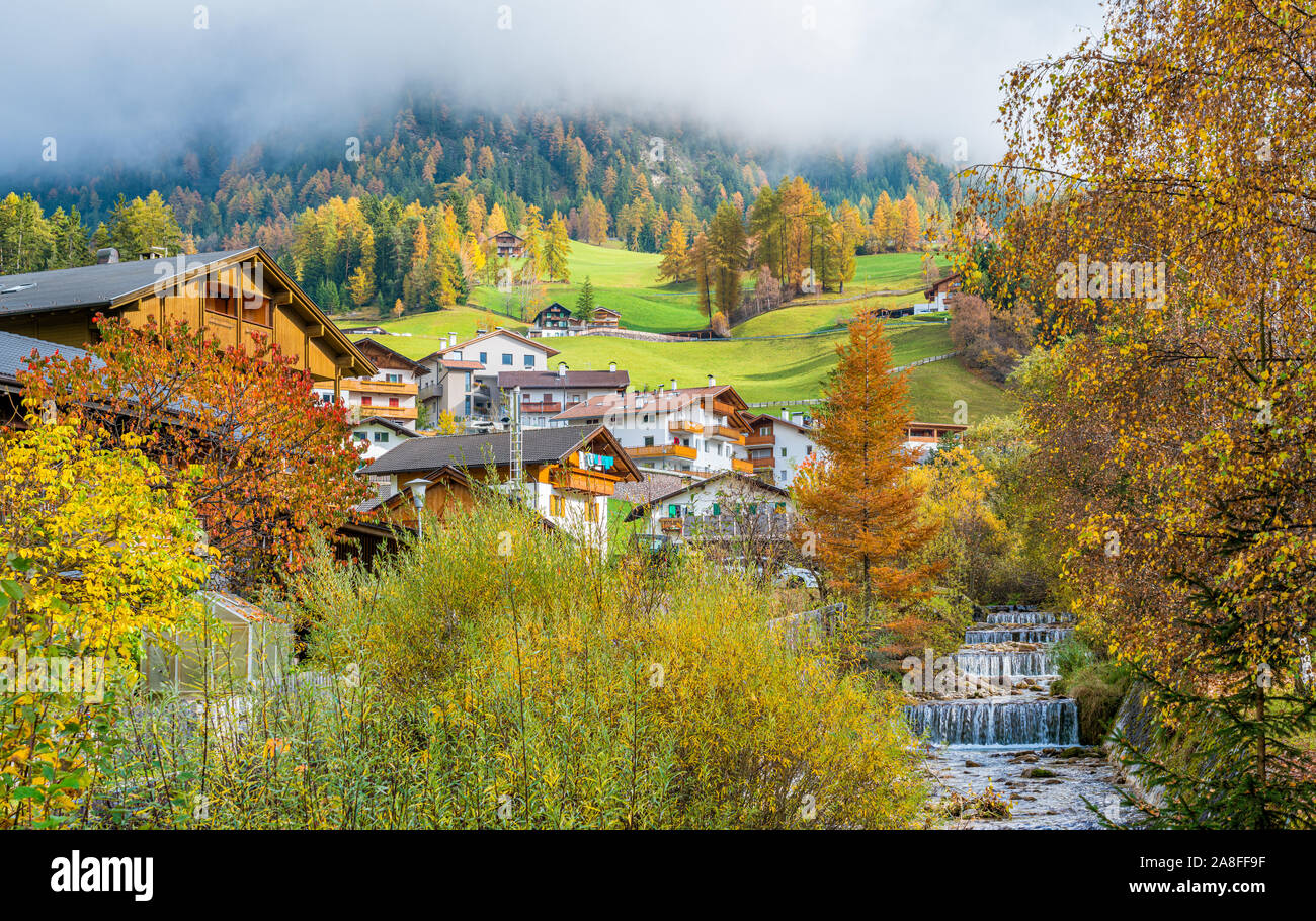 Herbstliche Panorama in Santa Magdalena Dorf in der berühmten Val di Funes. Trentino Alto Adige, Italien. Stockfoto