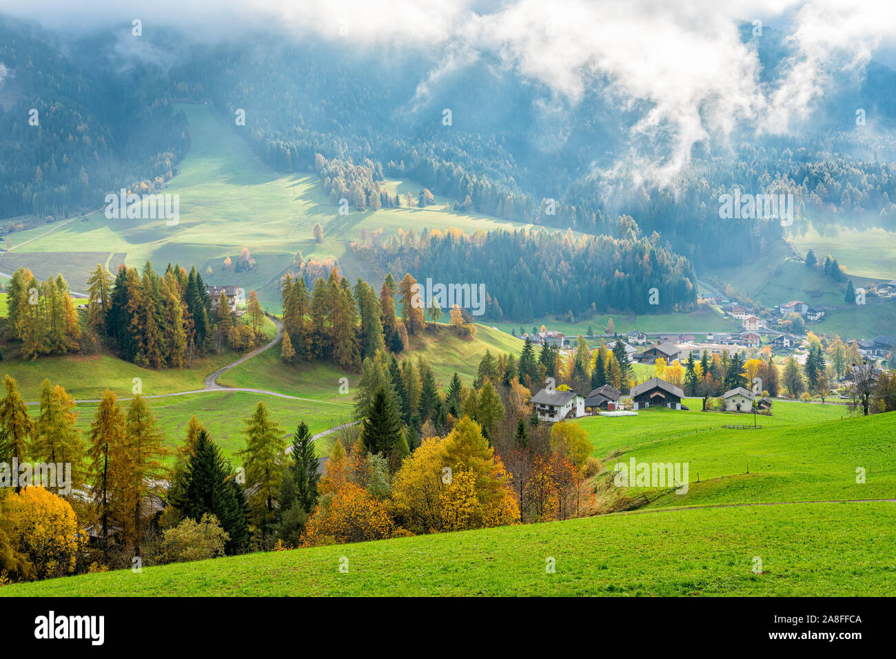 Herbstliche Panorama in Santa Magdalena Dorf in der berühmten Val di Funes. Trentino Alto Adige, Italien. Stockfoto