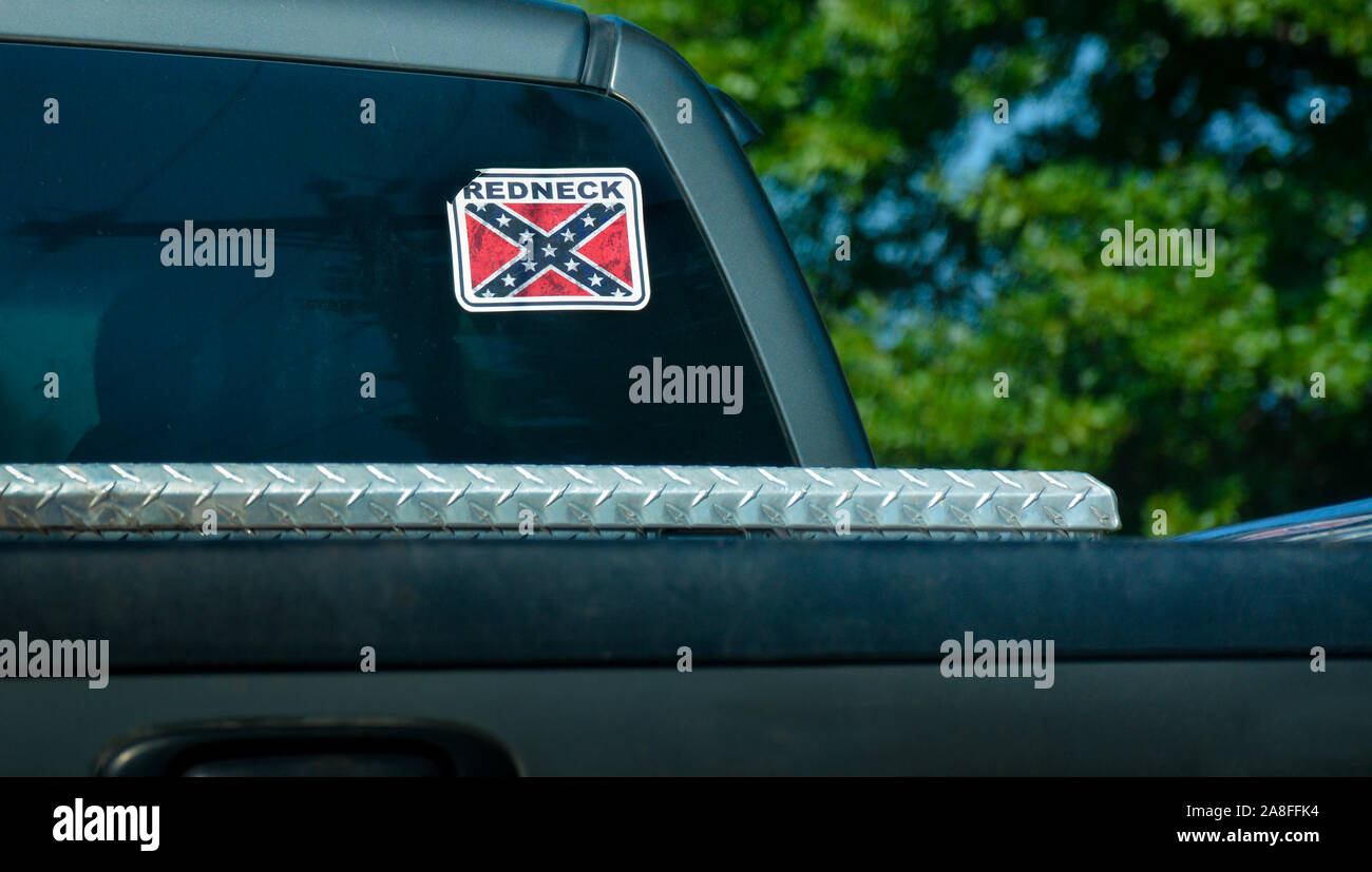 Nahaufnahme eines Pick up Trucks Heckfenster der Kabine mit Aufkleber Aufkleber der Confederate Battle Flag mit REDNECK mit bokeh Hintergrund in ländlichen Blasoniert Stockfoto