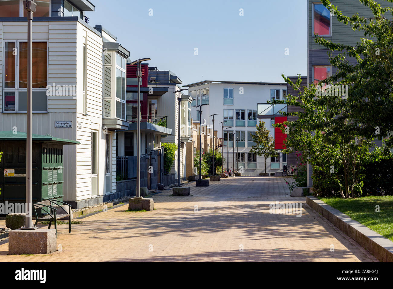 Malmö, Schweden - August 9, 2017: Eine typische Straße in die neue, moderne, kommende Wohngebiet genannt Västra Hamnen (Western Harbour) in Malmö, Schweden Stockfoto