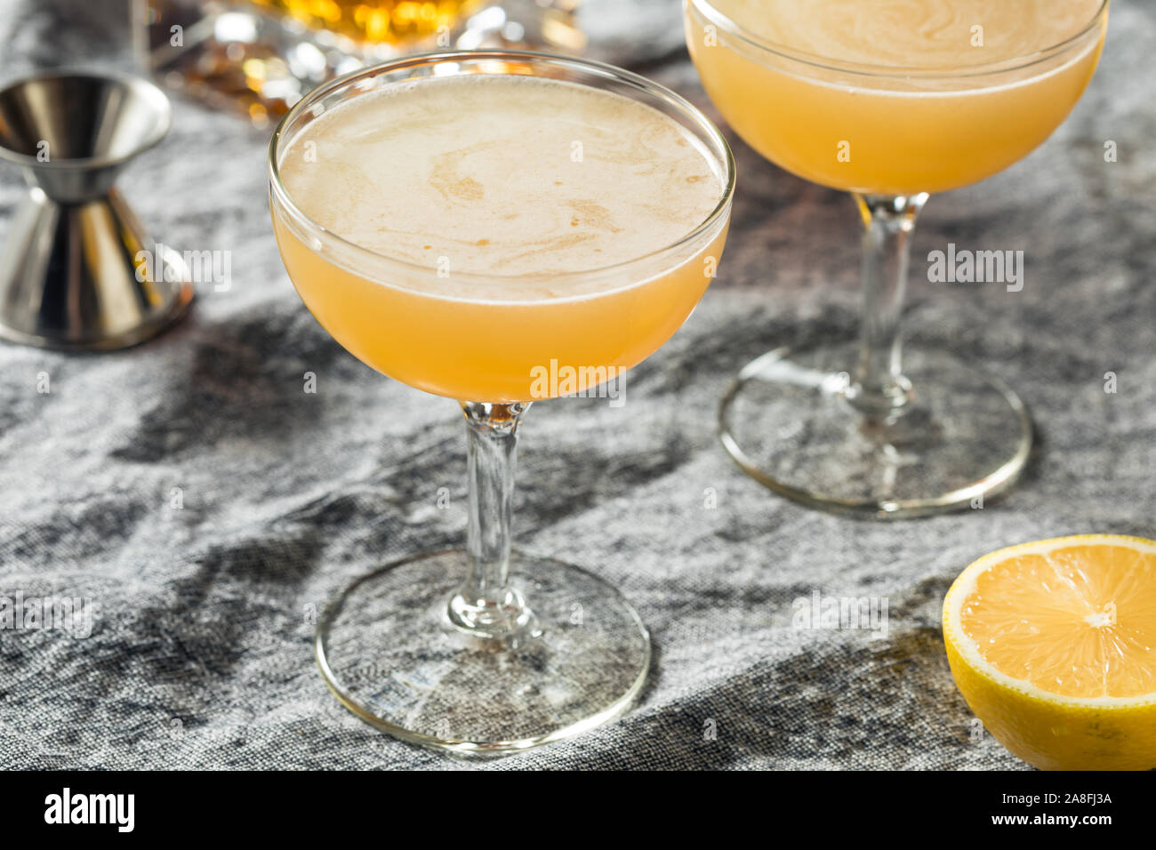 Hausgemachte Zitrone Brandy Daisy Cocktail mit Sodawasser Stockfoto