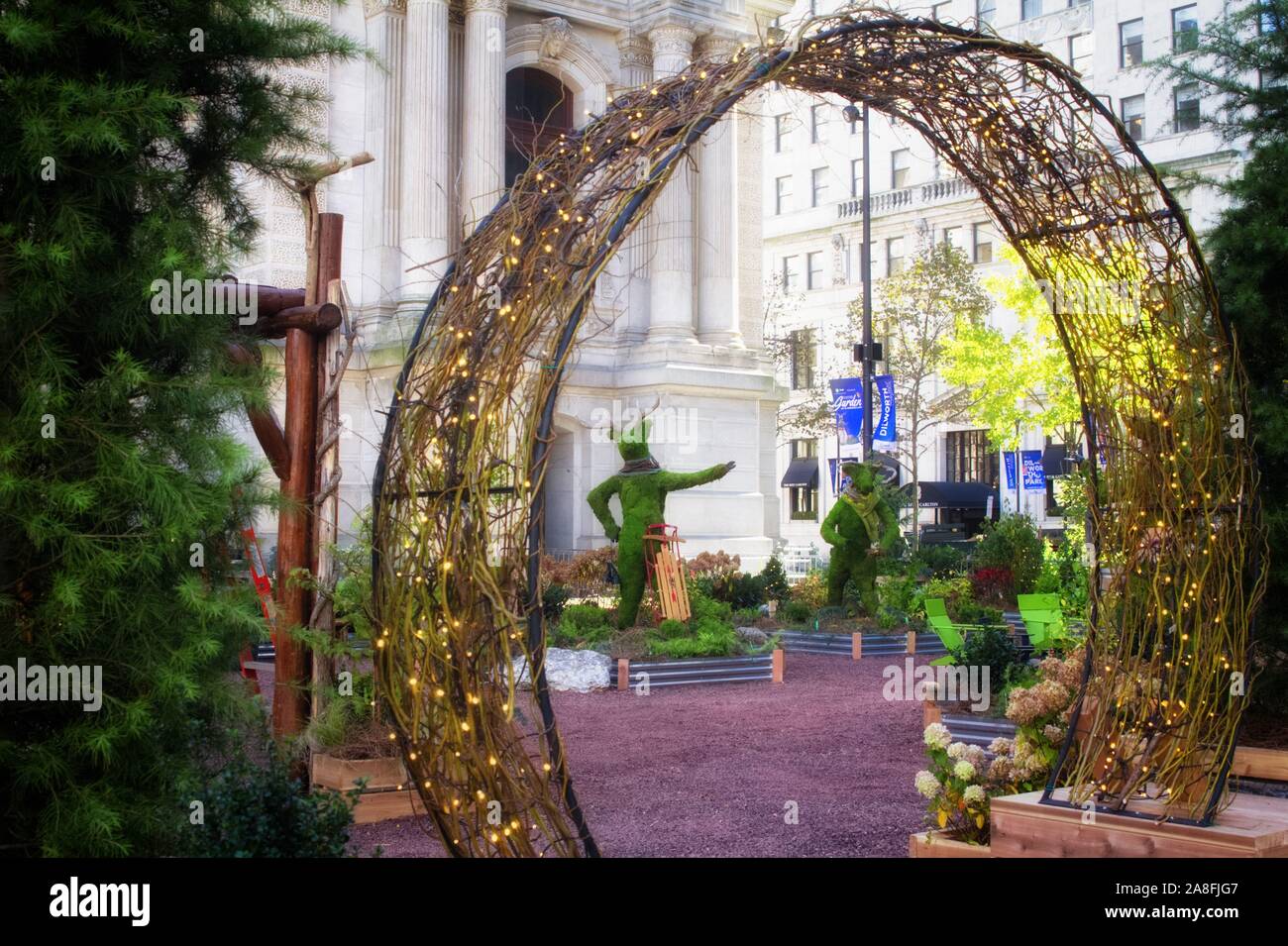 Philadelphia, PA, USA - November 6, 2019: Dilworth Park ist herausgeputzt für die Weihnachtszeit mit ihren Wintergarten gefüllt mit topiaries. Stockfoto