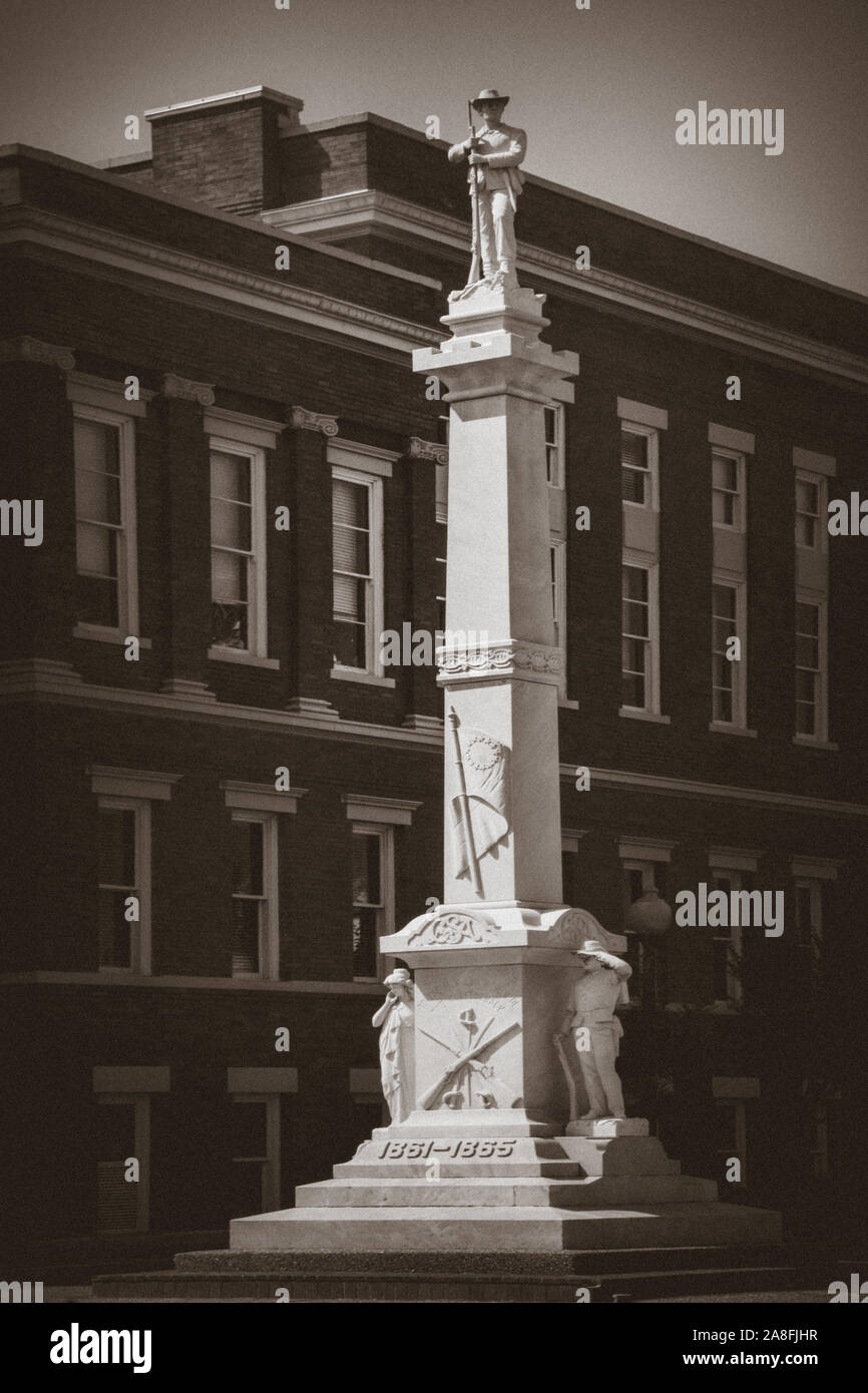 Ein etwa 3-stöckiges hohes Denkmal aus Marmor mit einer Skulptur eines Konföderierte Soldat oben, neben dem Forrest County Courthouse in Hattiesburg Stockfoto