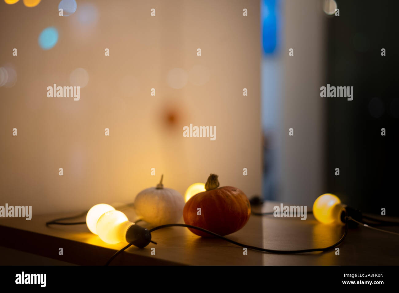 Halloween Stilleben mit Kürbis und Beleuchtung. Hintergrund Text Stockfoto