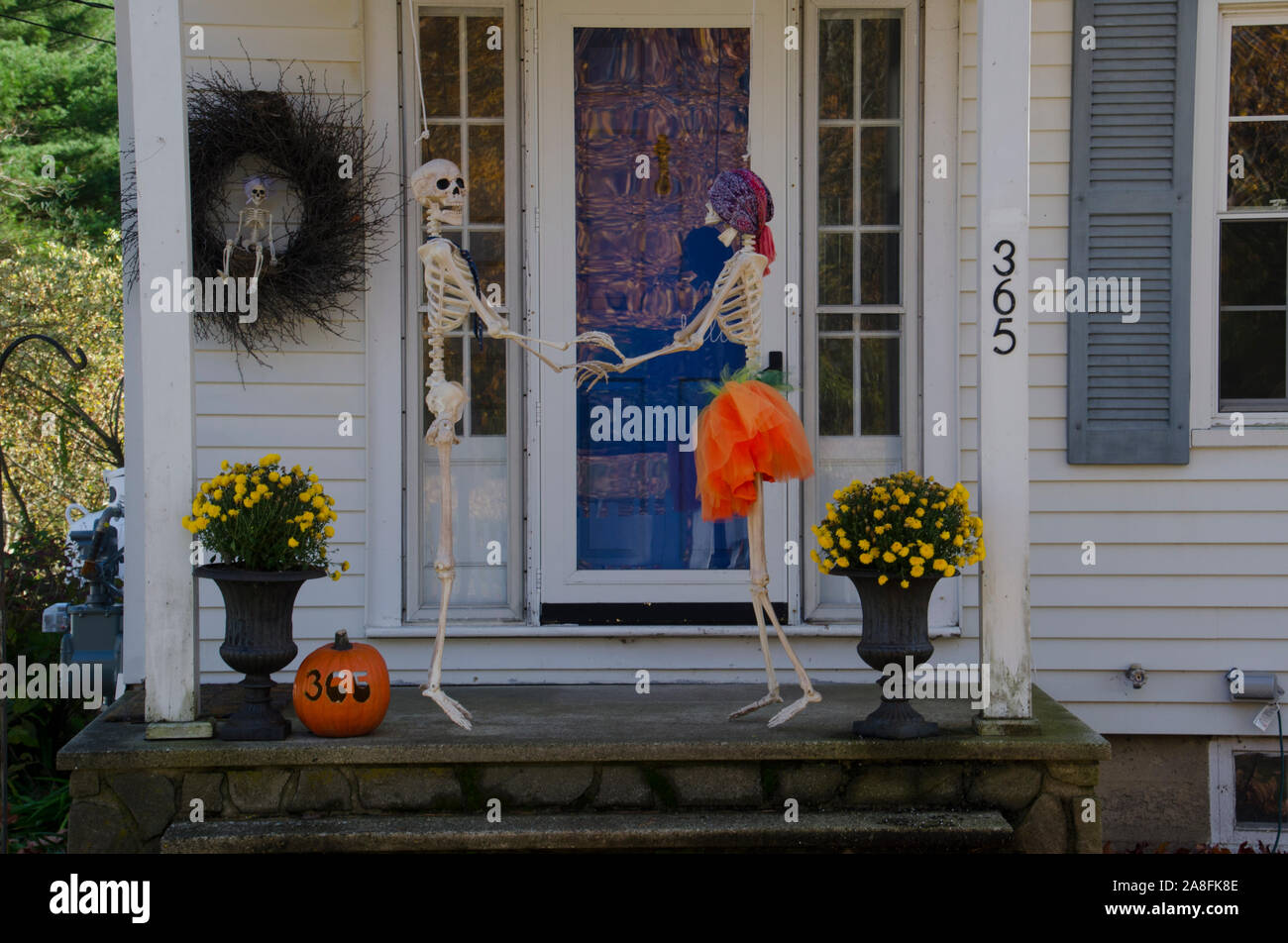 Zwei Skelette tanzen auf der Veranda eines Hauses, das für Halloween, Herbst, Maine USA verkleidet ist Stockfoto