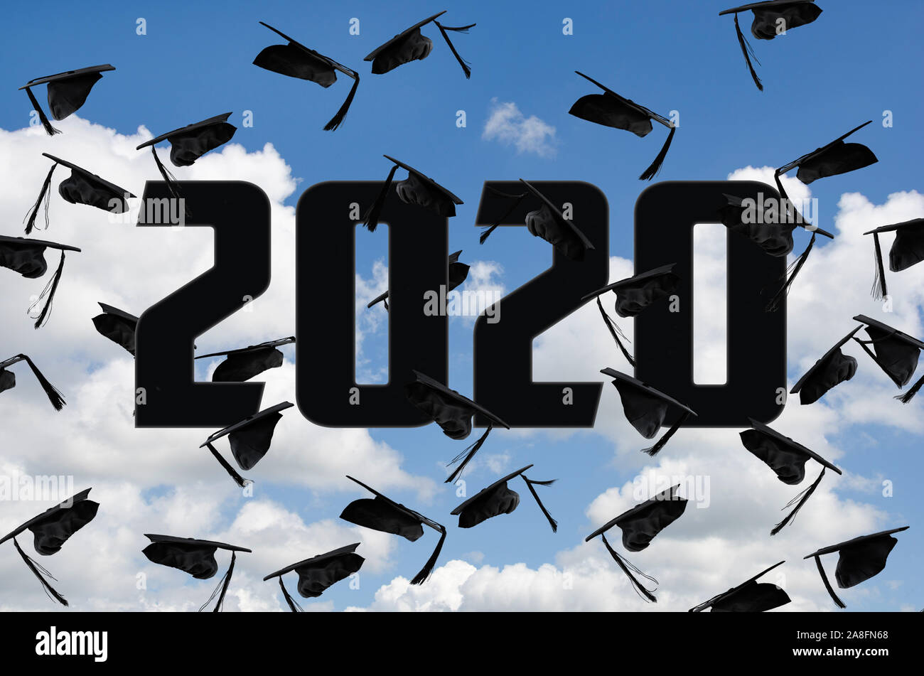 Airborne schwarz Graduation caps im Sommer Himmel für die Klasse von 2020 Stockfoto