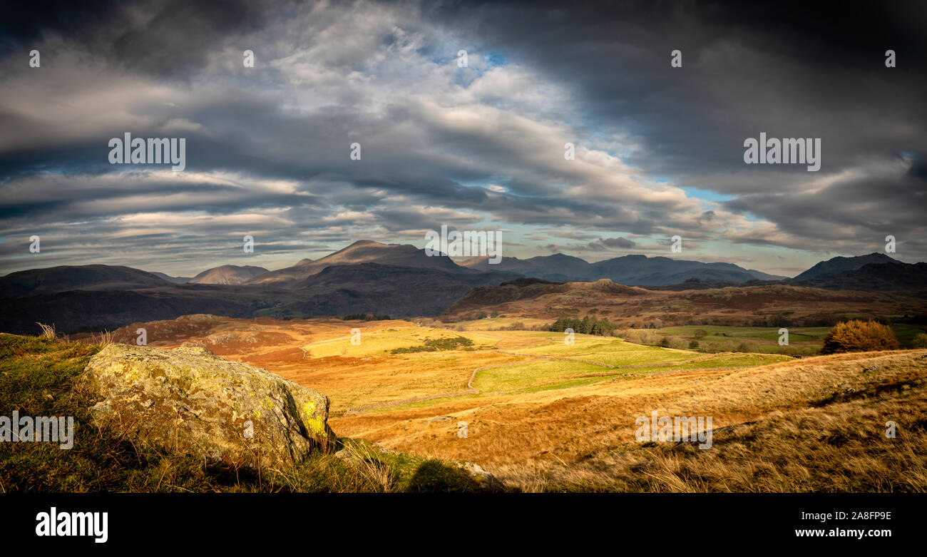 Ein Panorama Foto aus dem Birker fiel getroffen in Eskdale und weiter in Richtung Bogen fiel, Scafell und The Langdales darüber hinaus. Stockfoto