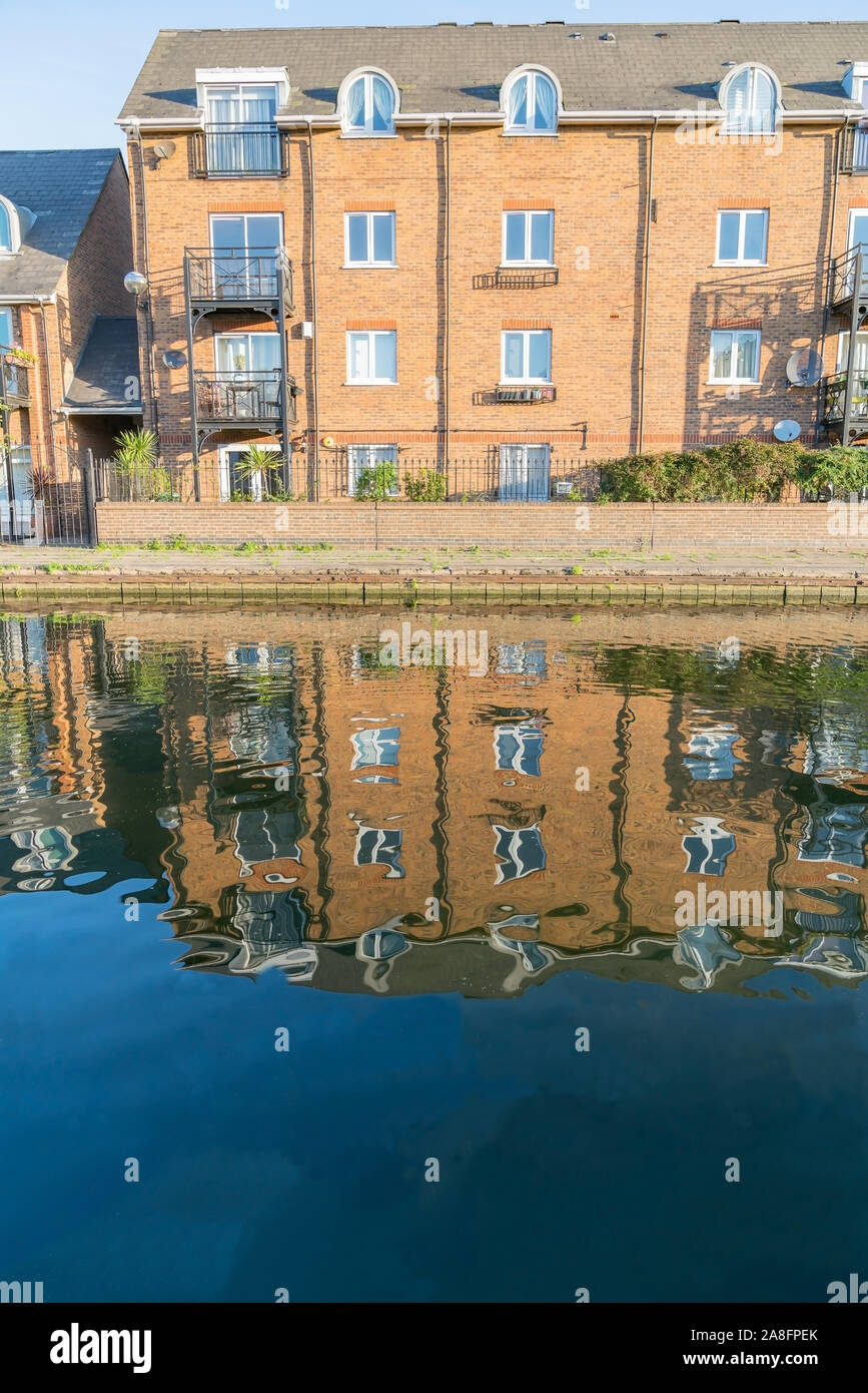 Blick auf die Wohnungen über Kanal in London England. Stockfoto