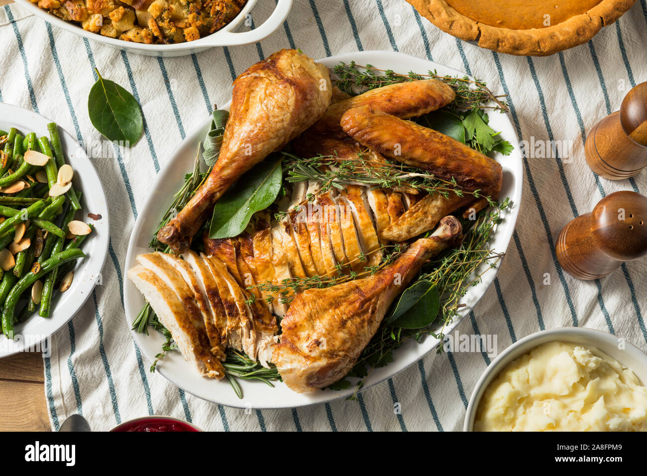Hausgemachte Thanksgiving Schneiden, Türkei Platter mit allen Seiten Stockfoto
