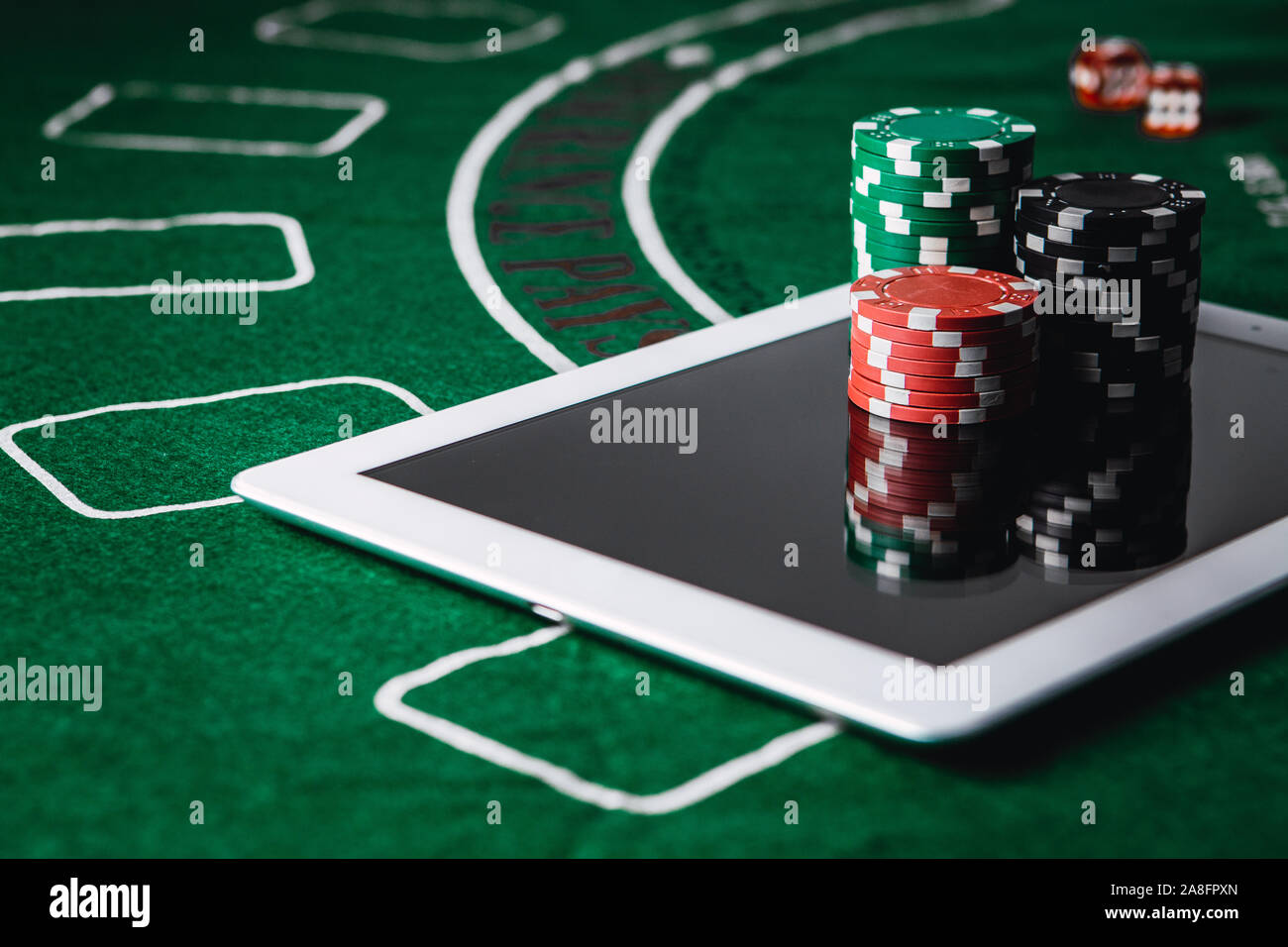 Casino online Konzept. Spiele und Wetten online Idee. Spielen sie poker im internet Stockfoto