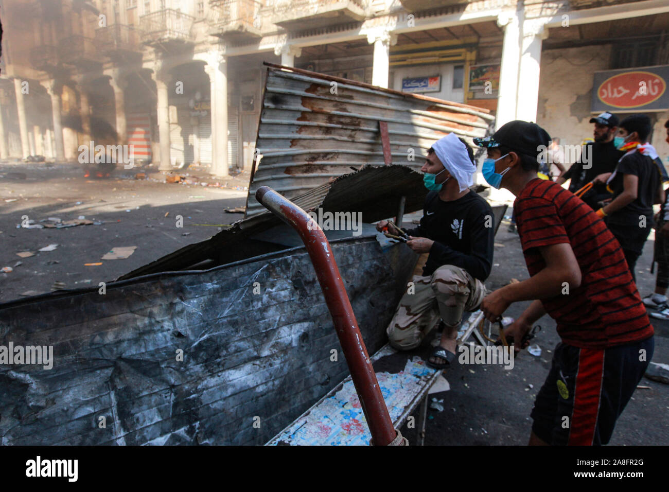 Bagdad, Irak. 8. November, 2019. Anti-government Protesters clash mit Bereitschaftspolizei Kräfte in Al Rasheed Street, in der Nähe der Tahrir-platz. Credit: Ameer Al Mohammedaw/dpa/Alamy leben Nachrichten Stockfoto