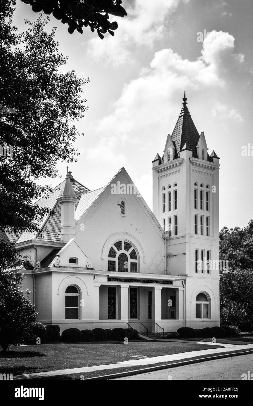 1906 gebaut, die französische Gothic Revival Style Bay Street Presbyterianische Kirche in Hattiesburg, MS, USA, in Schwarz und Weiß Stockfoto