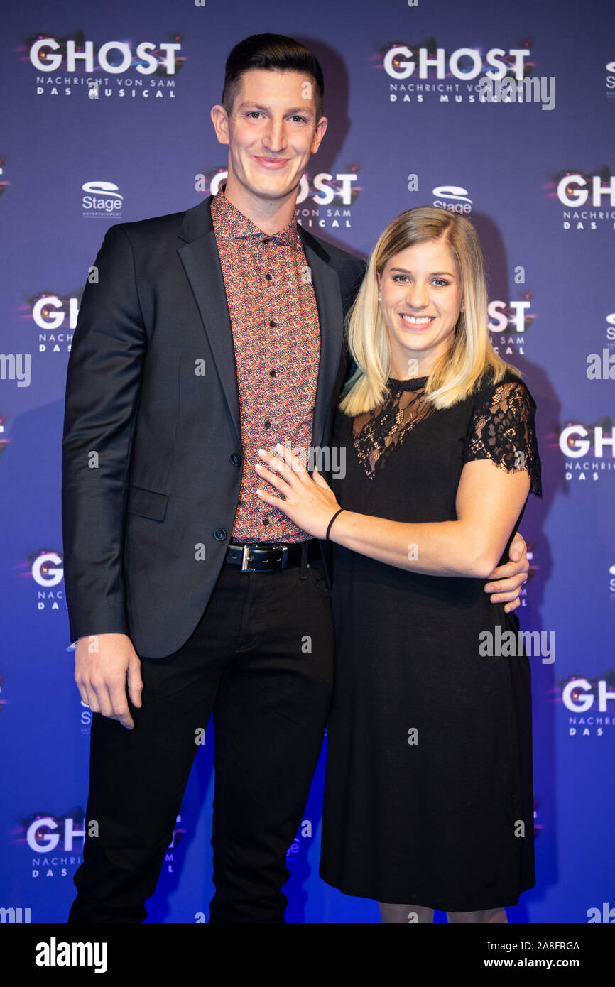 Elisabeth Seitz und ihr Freund auf der Premiere des Musicals Ghost