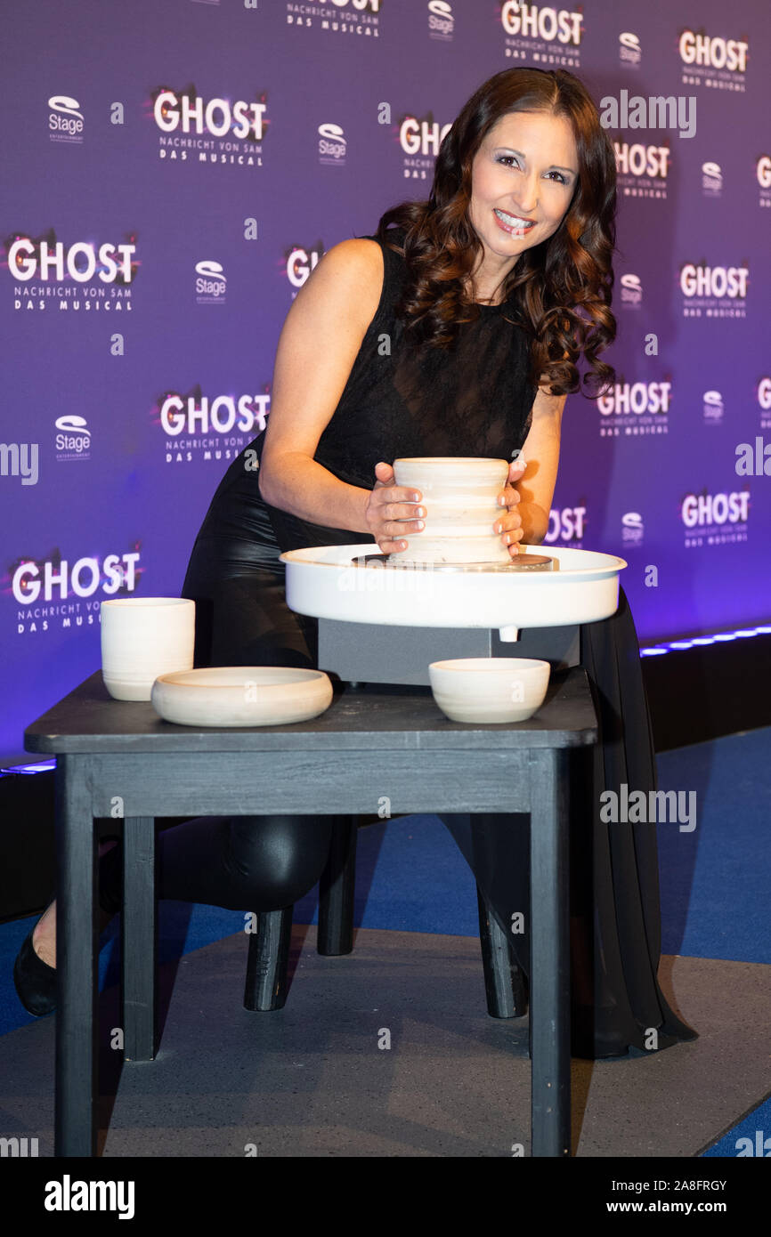 Stuttgart, Deutschland. 07 Nov, 2019. Anita Hofmann kommt zur Premiere des Musicals "Ghost" und sitzt am Rad des Töpfers. Credit: Tom Weller/dpa/Alamy leben Nachrichten Stockfoto