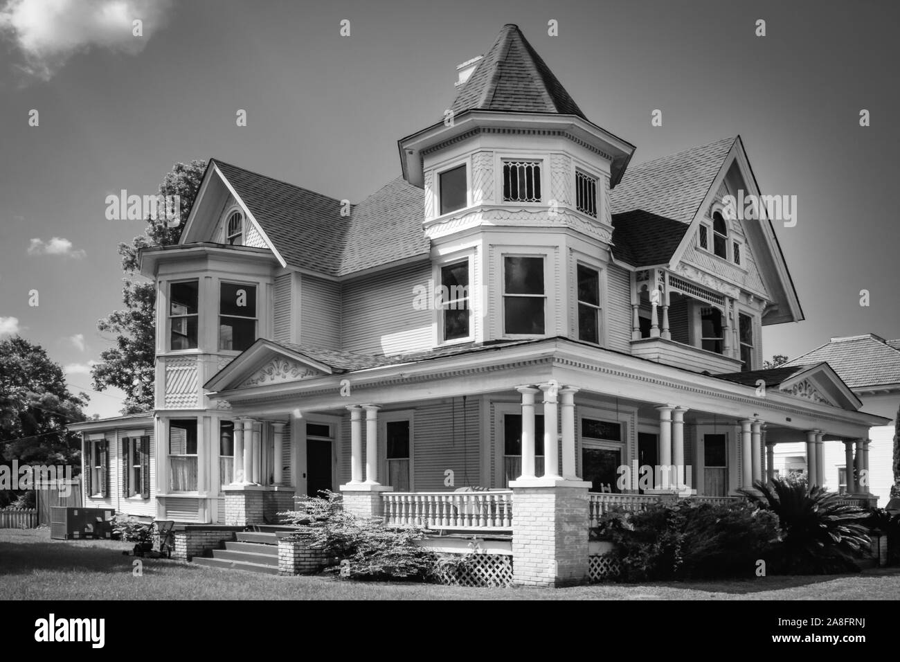 Eine eindrucksvolle Queen Anne Stil viktorianischen Haus, 1890 gebaut, ist nun eine Anwaltskanzlei, in Hattiesburg, MS, USA, in Schwarz und whtie Stockfoto
