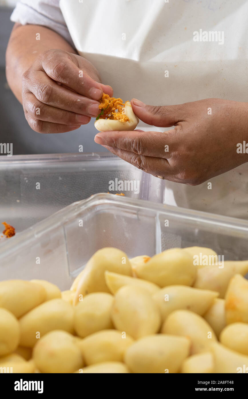 Herstellung von "coxinha de Frango', traditionelle brasilianische Snacks gefüllt mit Huhn Stockfoto