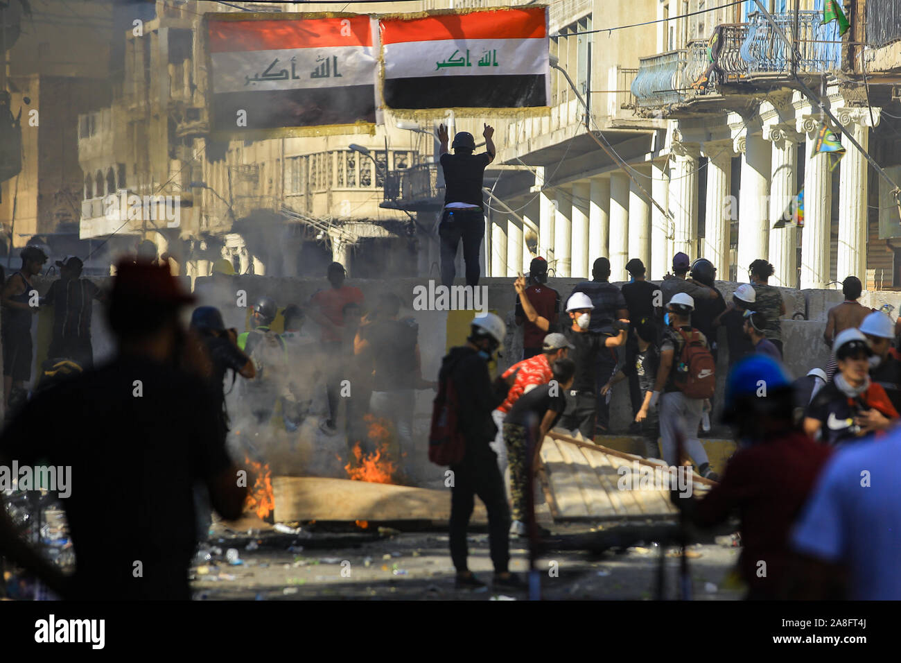 Bagdad, Irak. 08 Nov, 2019. Regierungsfeindlichen Demonstranten Aufeinandertreffen mit Bereitschaftspolizei in Al Rasheed Street, in der Nähe der Tahrir-platz. Im Irak gibt es Massenproteste gegen die Regierung seit Anfang Oktober, die die Demonstranten der Verschwendung staatlicher Gelder und der Korruption beschuldigen. Insgesamt sind mehr als 260 Menschen haben bereits getötet worden und mehr als 11.000 Verletzte bei Protesten im Land. Credit: Ameer Al Mohammedaw/dpa/Alamy leben Nachrichten Stockfoto