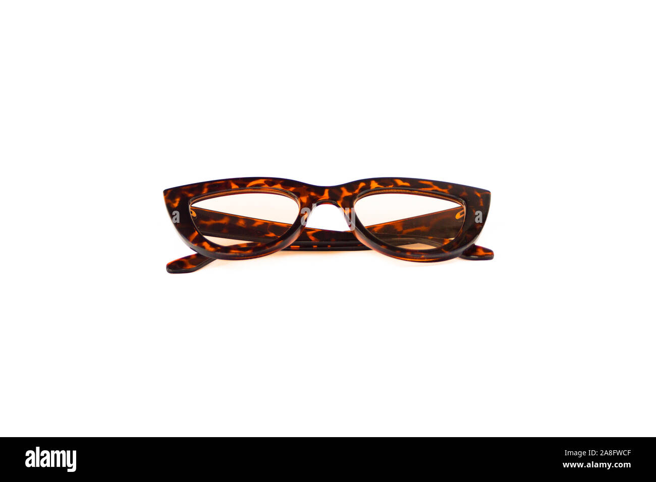 Cat eye geformte transparente Sonnenbrille mit Leopard Muster dicken Rahmen isoliert weißer Hintergrund, Ansicht von vorne gefaltet Stockfoto