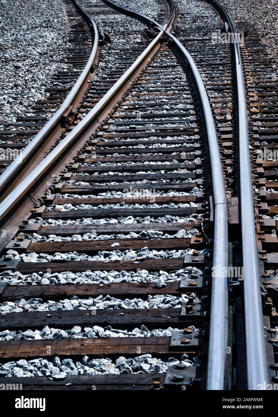 Ein nach unten gerichteter Blick auf eine Bahn geschwungene und divergierende an eine Gabel in der Titel Routing in einer isolierten Atmosphäre Stockfoto