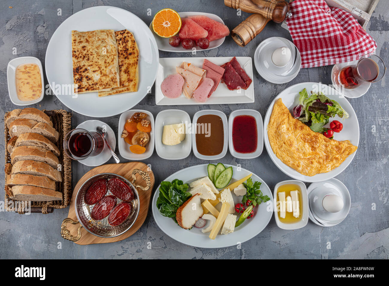 Traditionelles türkisches Frühstück Tabelle (Serpme Kahvalti). Frühstück im türkischen Stil. Stockfoto