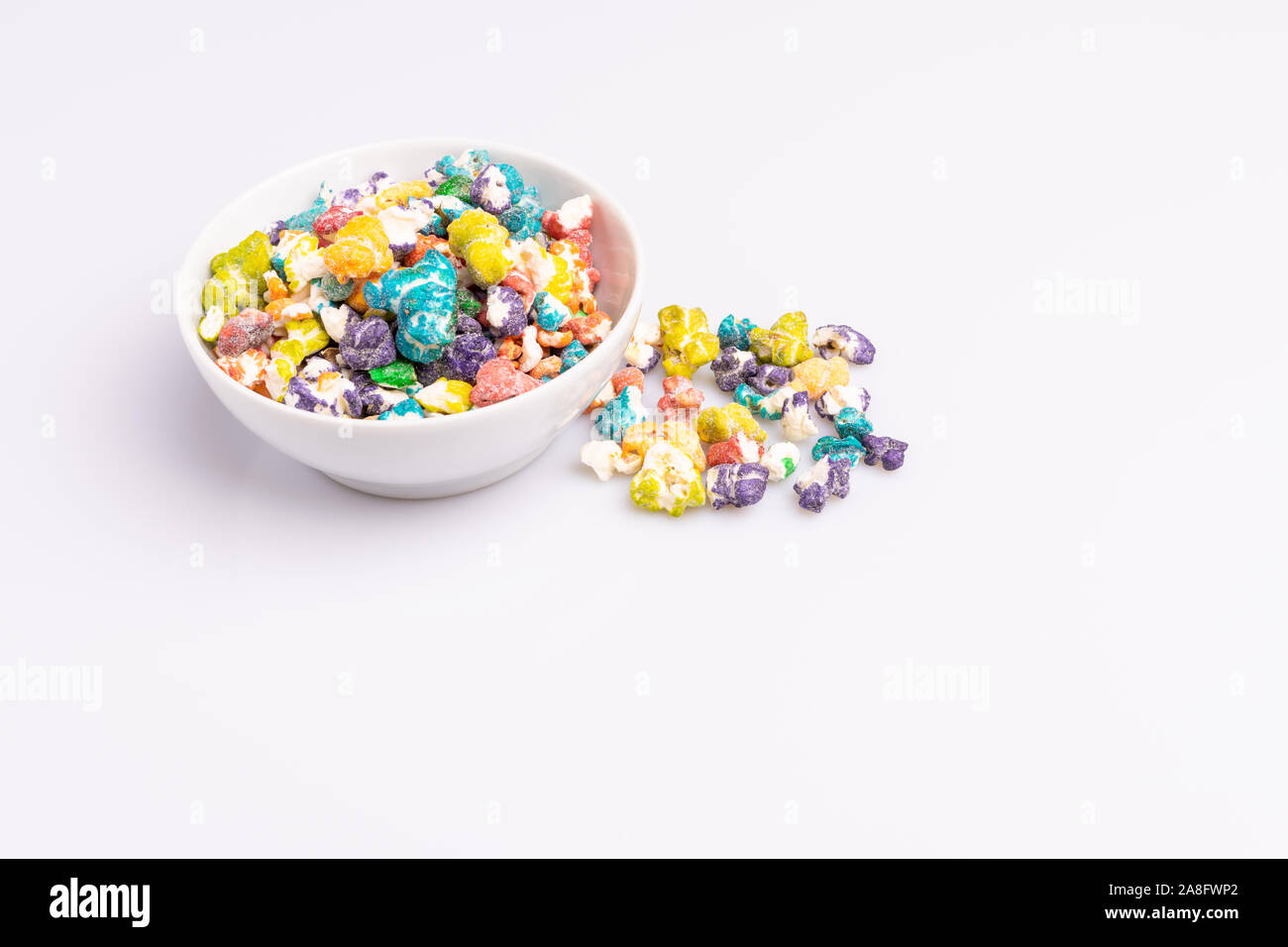 Farbige Popcorn Süßigkeiten auf weißem Hintergrund, weiches Licht, studio Shot, kopieren. Junk Food, Fruit flavored Popcorn. Bunte, Cognac, Cand. Stockfoto