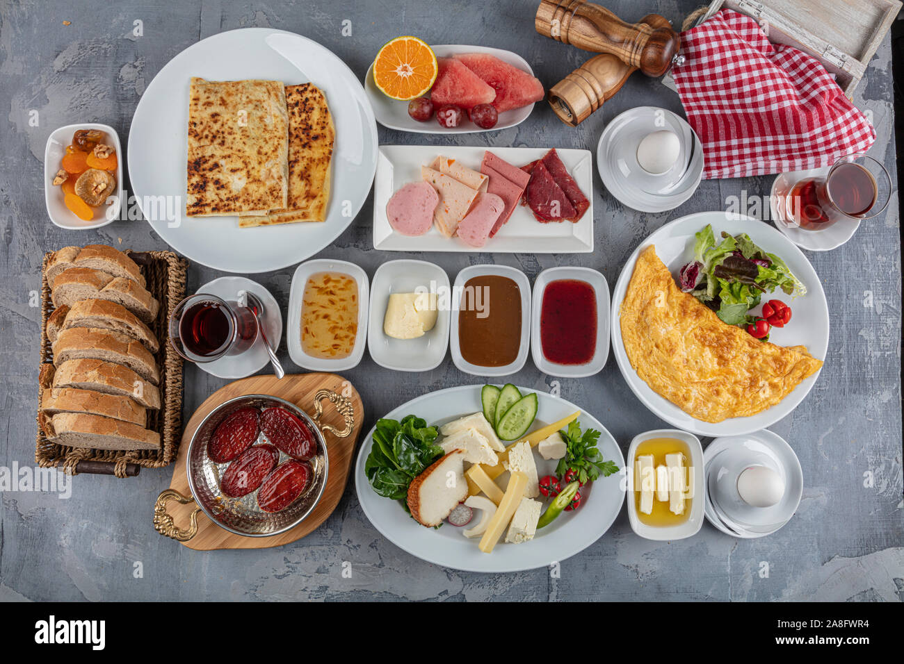 Traditionelles türkisches Frühstück Tabelle (Serpme Kahvalti). Frühstück im türkischen Stil. Stockfoto