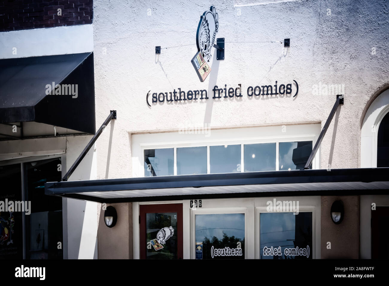 Eingang zu einem trendy Boutique Comic Book Store, (Southern Fried comics) mit coolen Beschilderung, Markise und Schaufenster in der Innenstadt von Hattiesburg, MS, USA Stockfoto