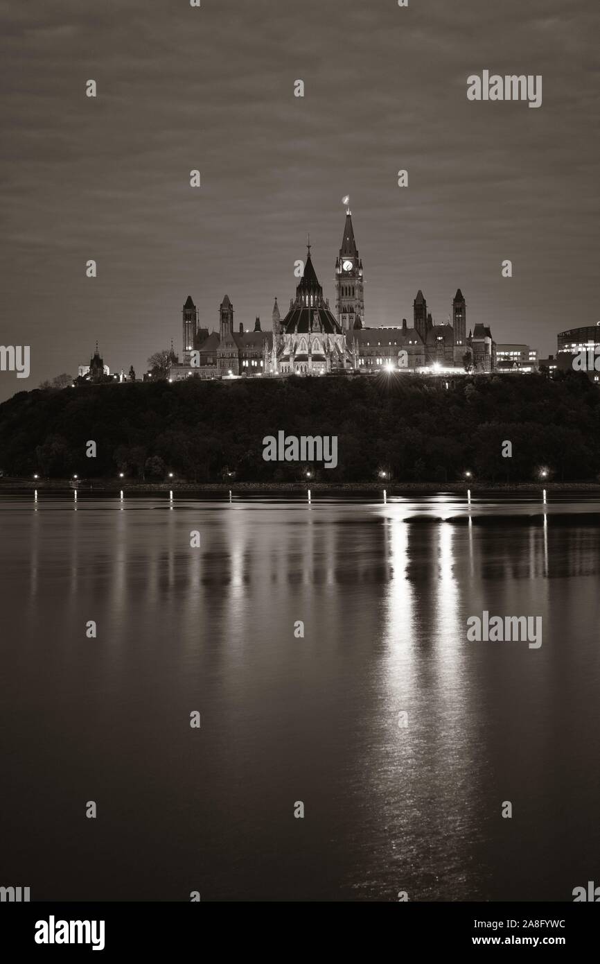 Parliament Hill in der Dämmerung über Wasser in Ottawa, Kanada Stockfoto