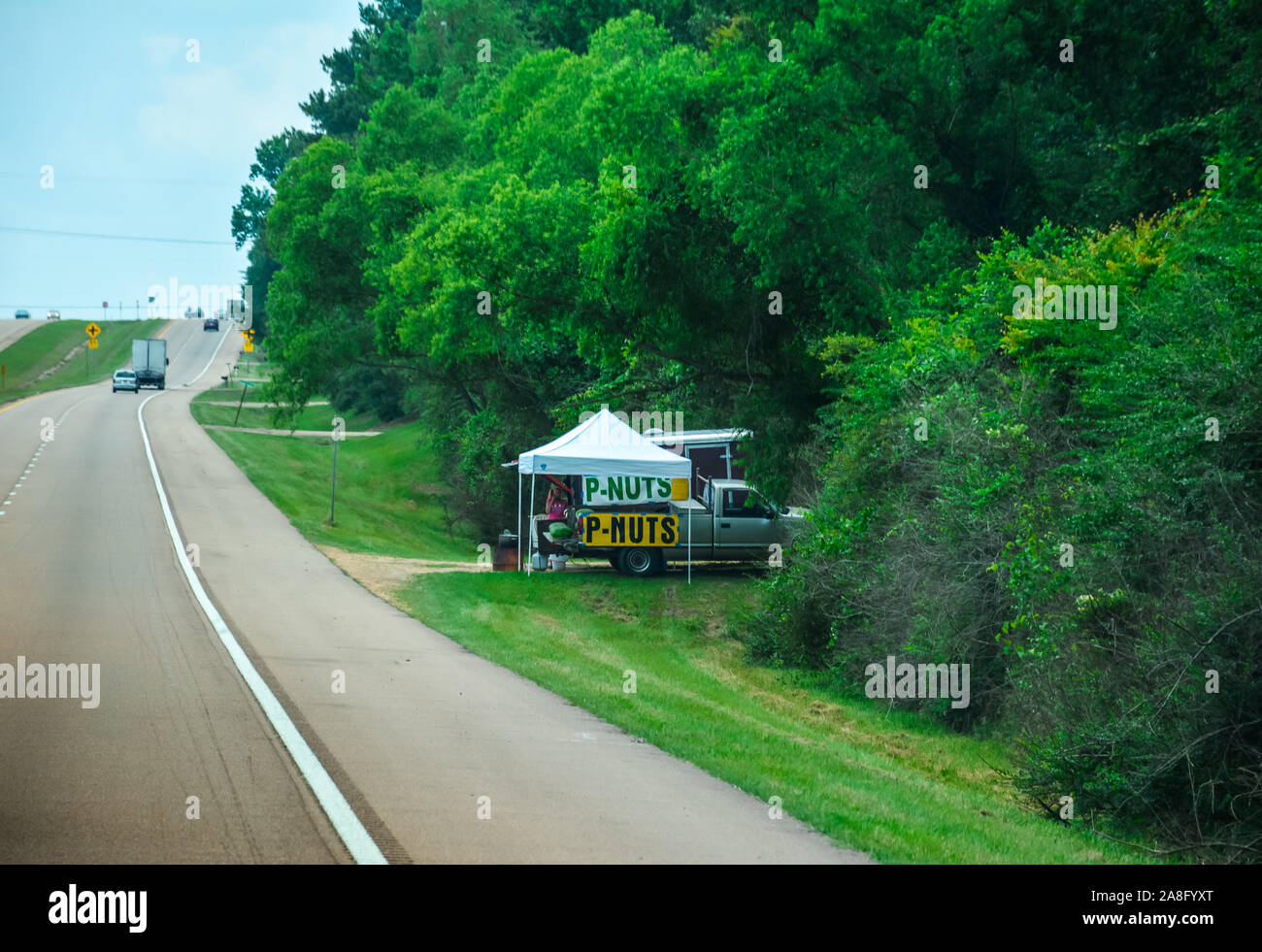 Ein Pick-up-Truck Heckklappe und Zelt Schatten der P-Muttern und Wassermelonen zu verkaufen an einem Obststand an der Straße im Süden von Mississippi, USA Stockfoto