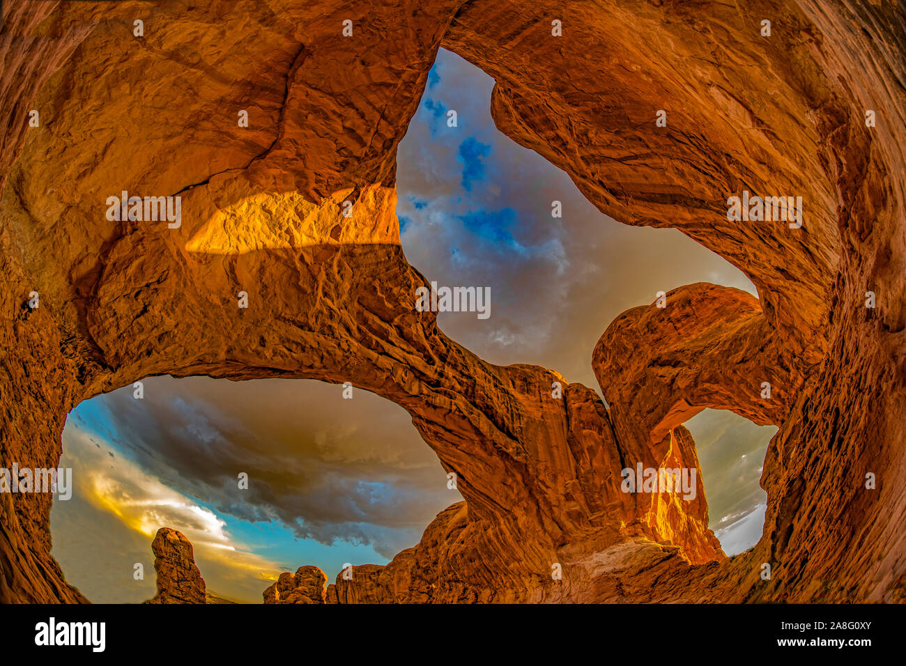 Double Arch und abends Wolken, Arches National Park, Utah, Windows Abschnitt, Natural Arch im Entrada Sandstein Stockfoto