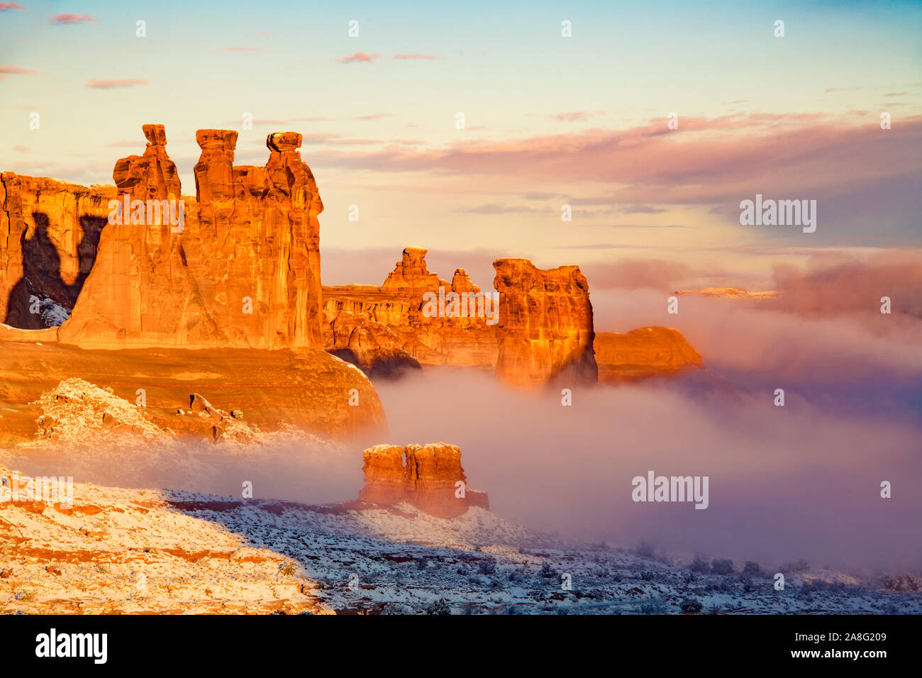 Winter Nebel im Arches National Park, Utah drei Klatschbasen, Shep Rock Stockfoto