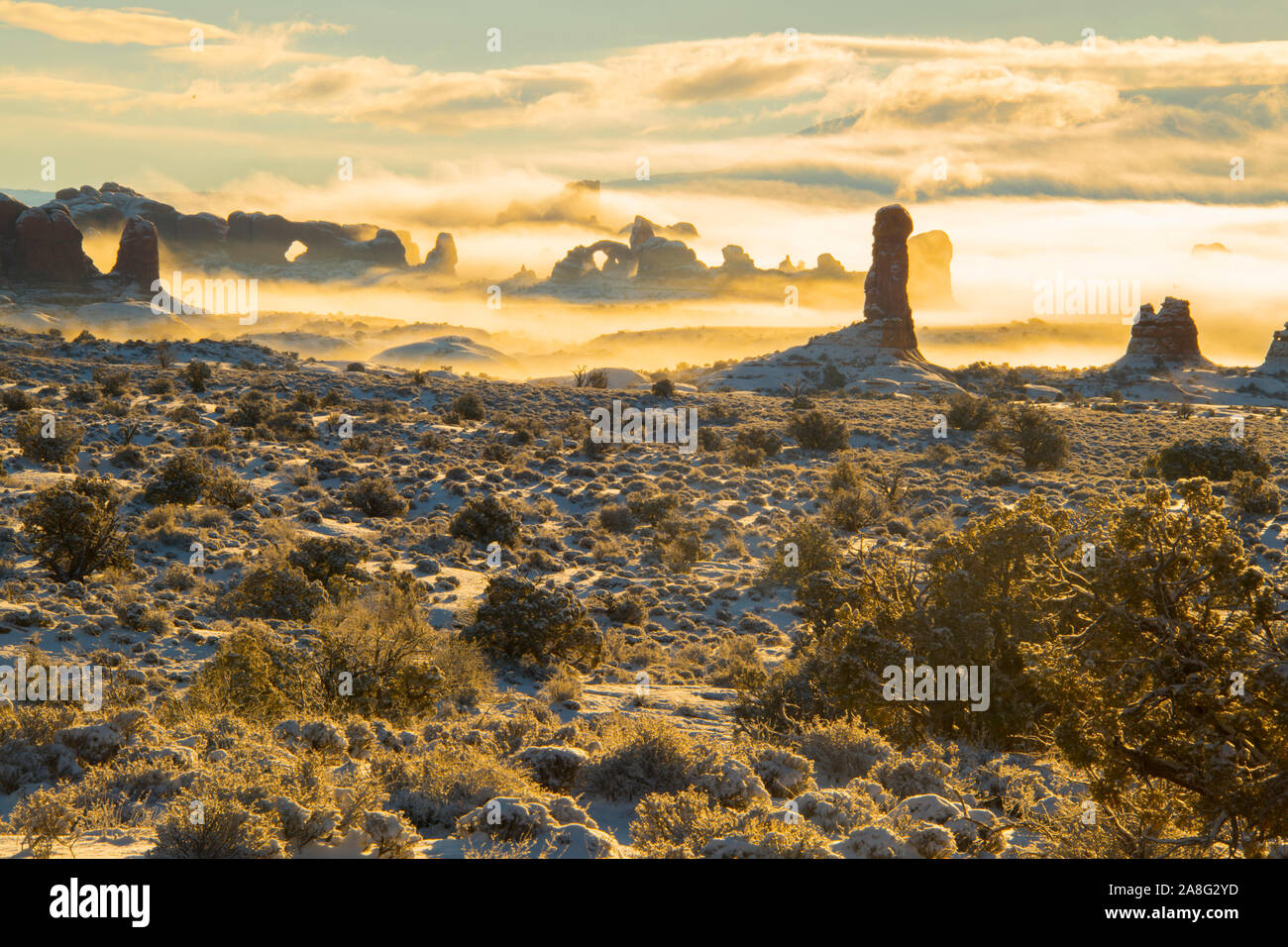 Winter Nebel an den Fenstern, Arches National Park, North Fenster und Turret Arch Stockfoto