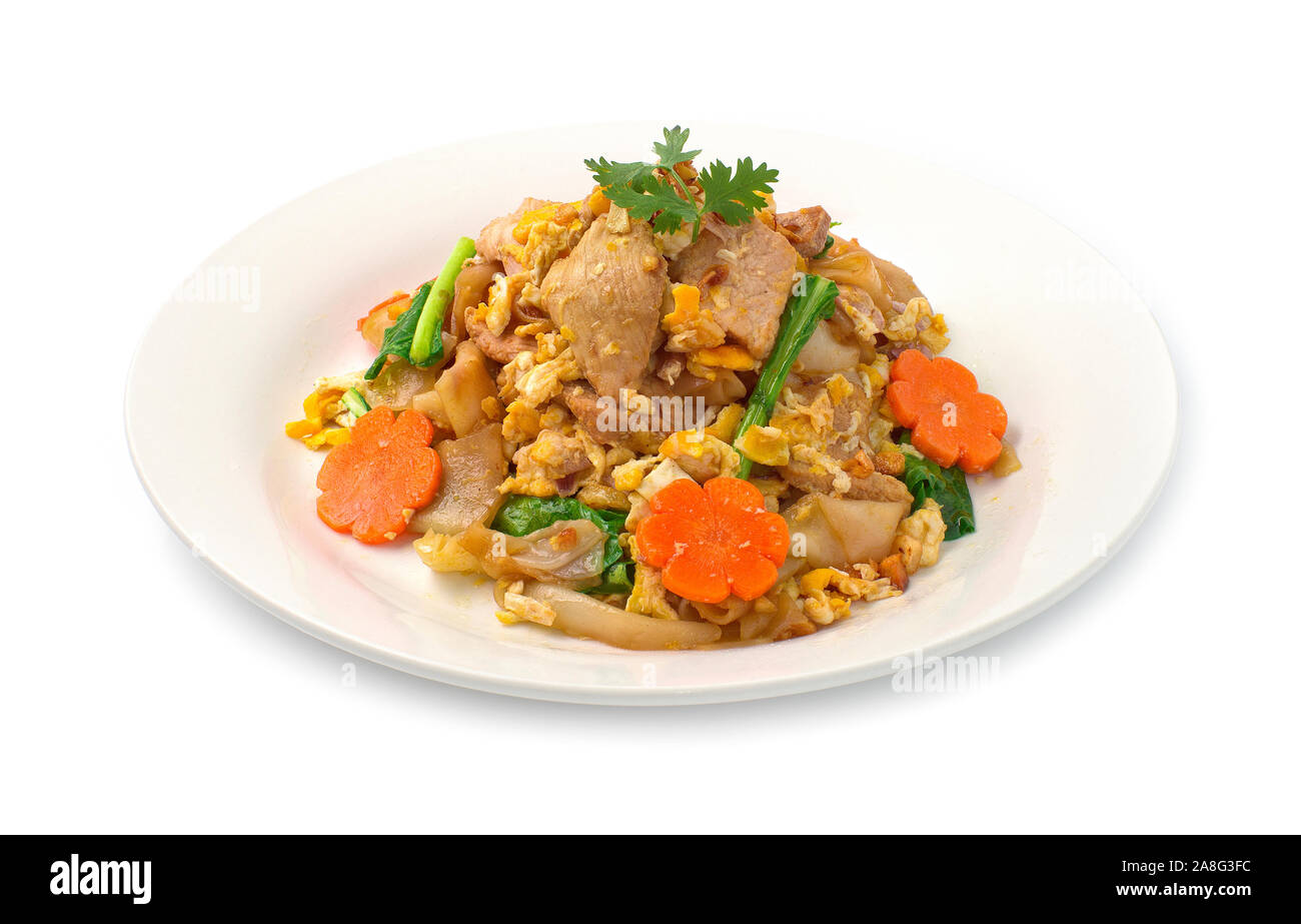Thailändisches Essen Rühren gebratene Nudeln mit Schweinefleisch, Eier- und Chinesischen kale in schwarz Sojasauce (Pad siehe Ew Moo) auf die Oberseite mit Ei (omelett) Thai Street Food Fusion Style Stockfoto