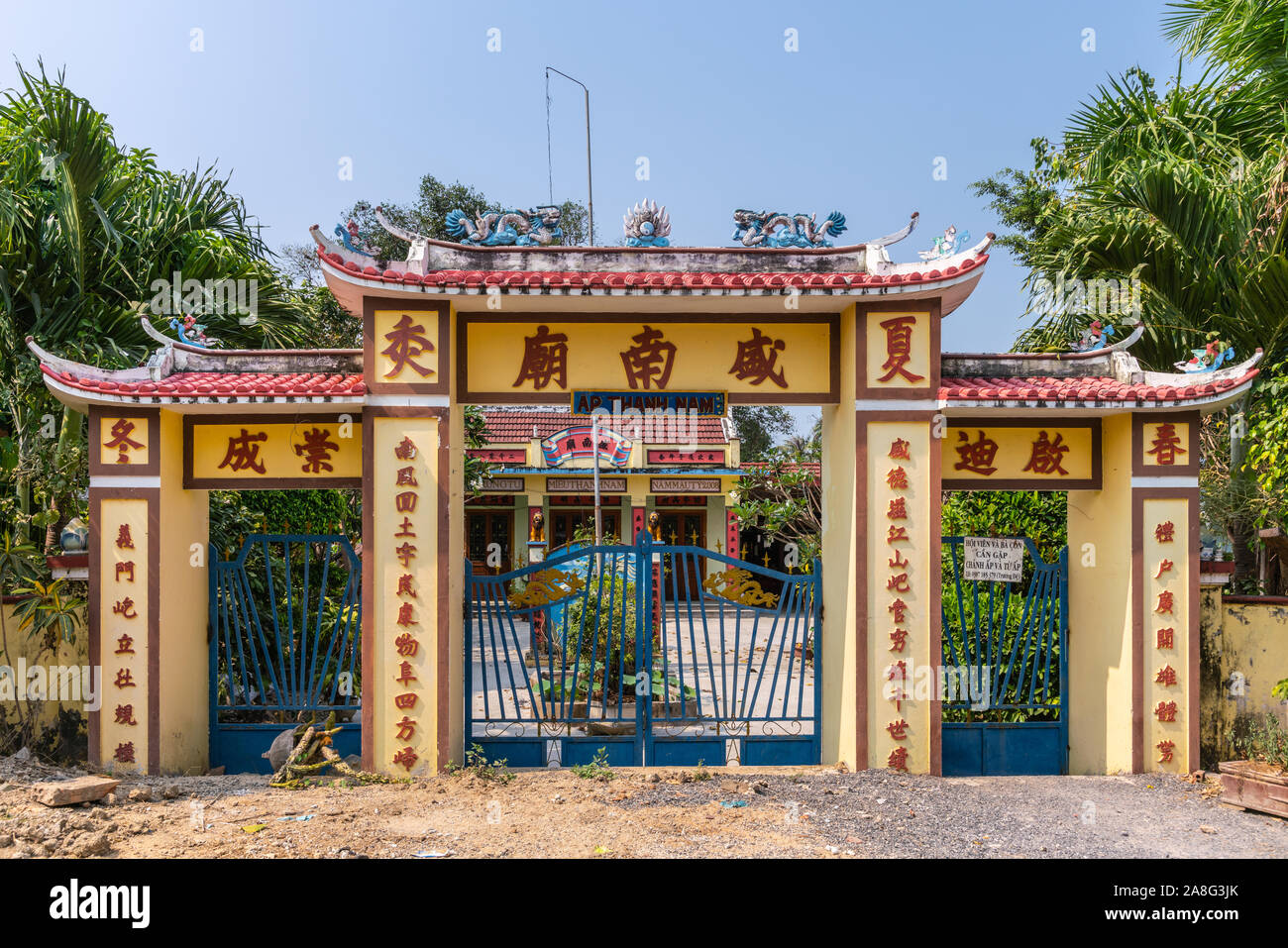 Nha Trang, Vietnam - 11. März 2019: Rot, Gelb und Blau Community Center, Hall und Tempel von einem Weiler mit Mandarin Chinesisch Zeichen und Symbole wie z. B. Stockfoto