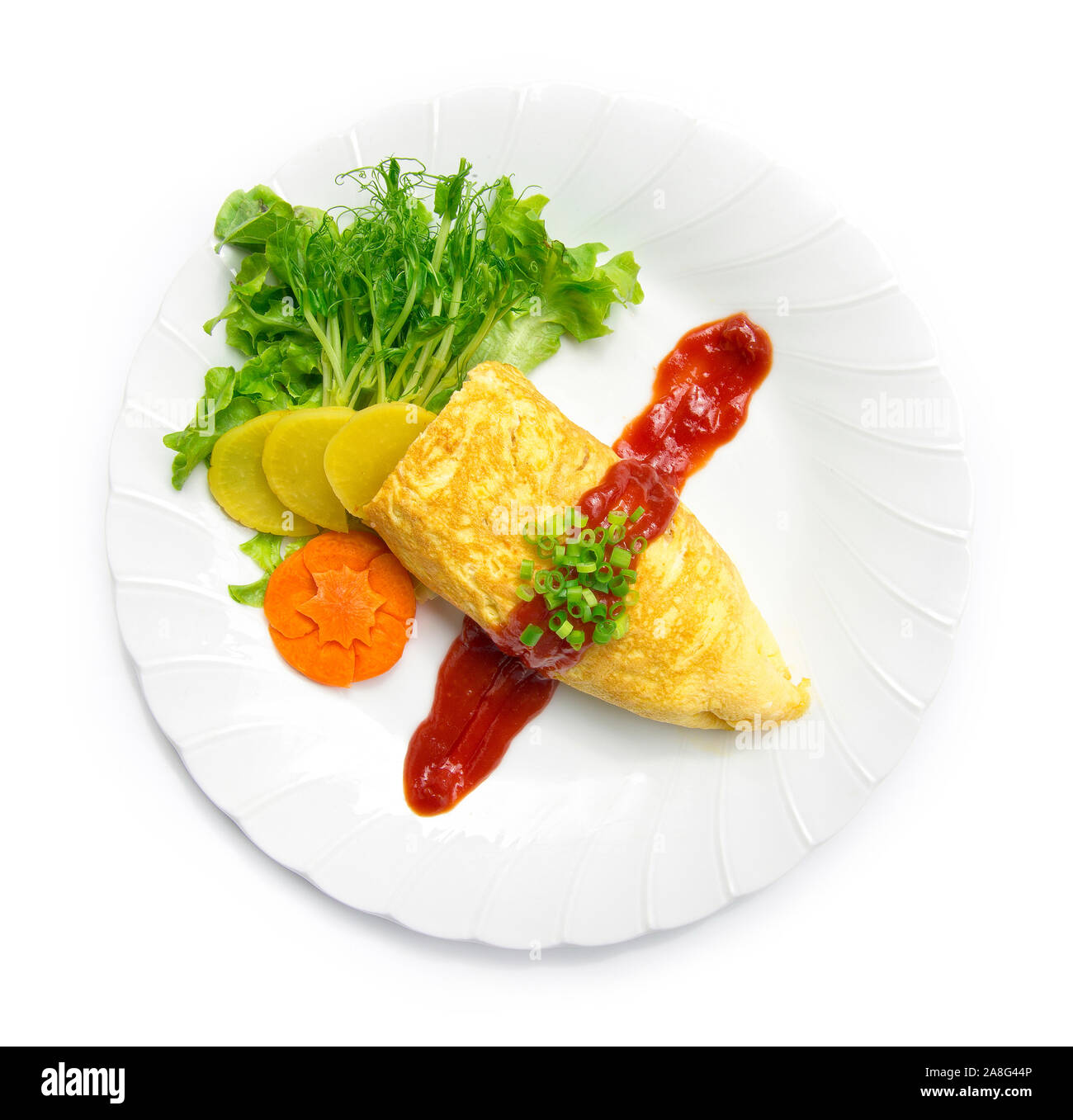 Omurice innen gebratener Reis mit Ei in Tomatensauce auf Zwiebel Feder schmücken eingelegter Rettich und geschnitzten Karotten Blume, Erbse Sprossen und Grün Stockfoto