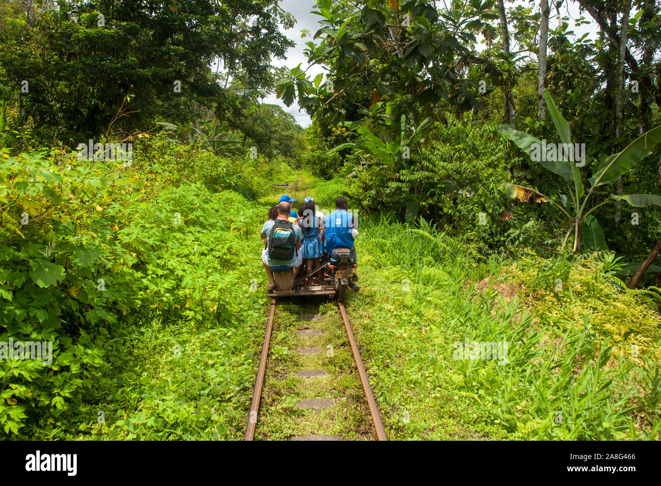 Motorrad fahren brujita auf stillgelegten Bahnstrecken ins Dorf San Cipriano in der Abteilung von Valle del Cauca, Kolumbien. Stockfoto