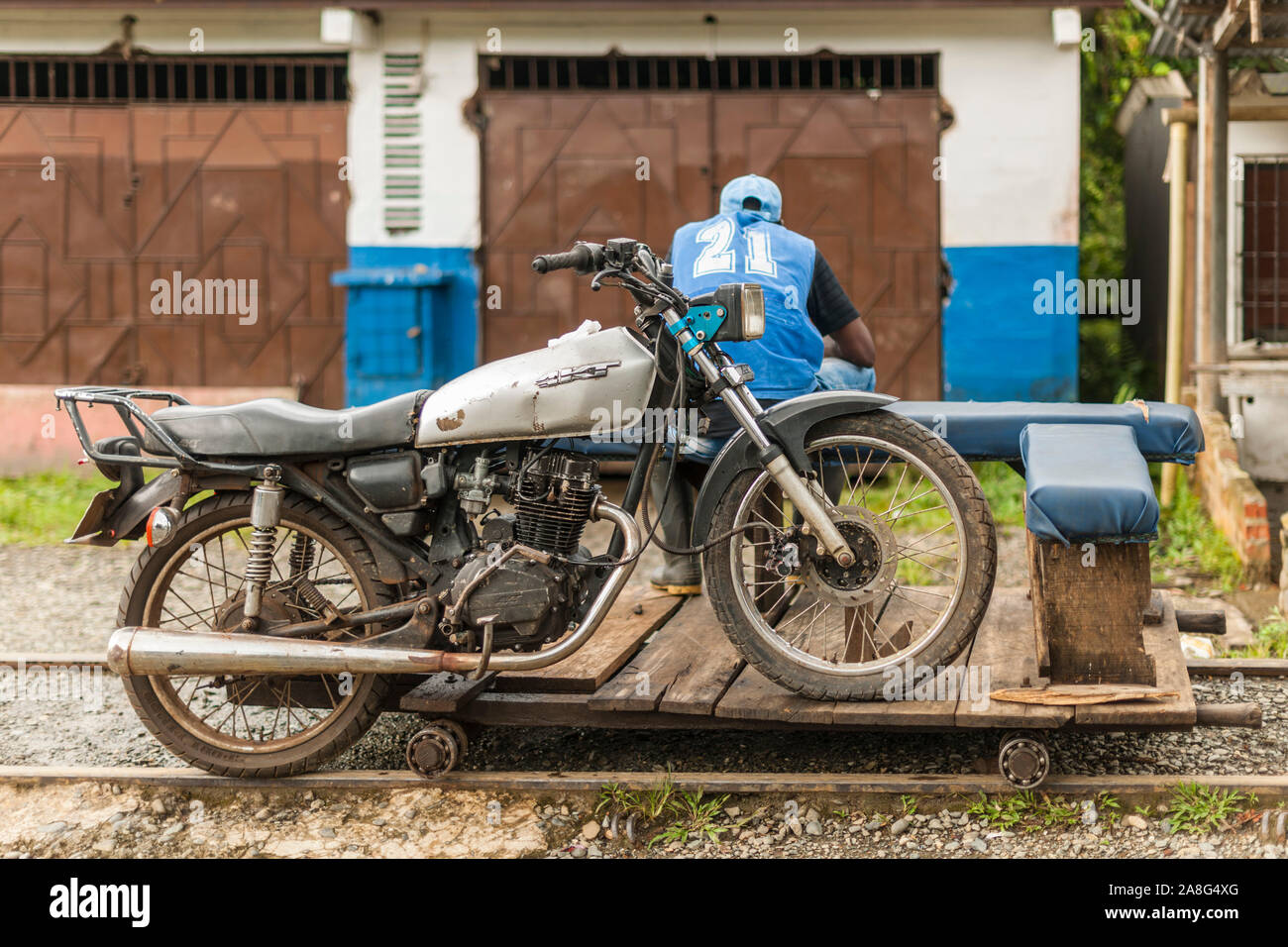 Ein Motorrad brujita auf stillgelegten Bahnstrecken in das Dorf von San Cipriano in der Abteilung von Valle del Cauca, Kolumbien. Stockfoto