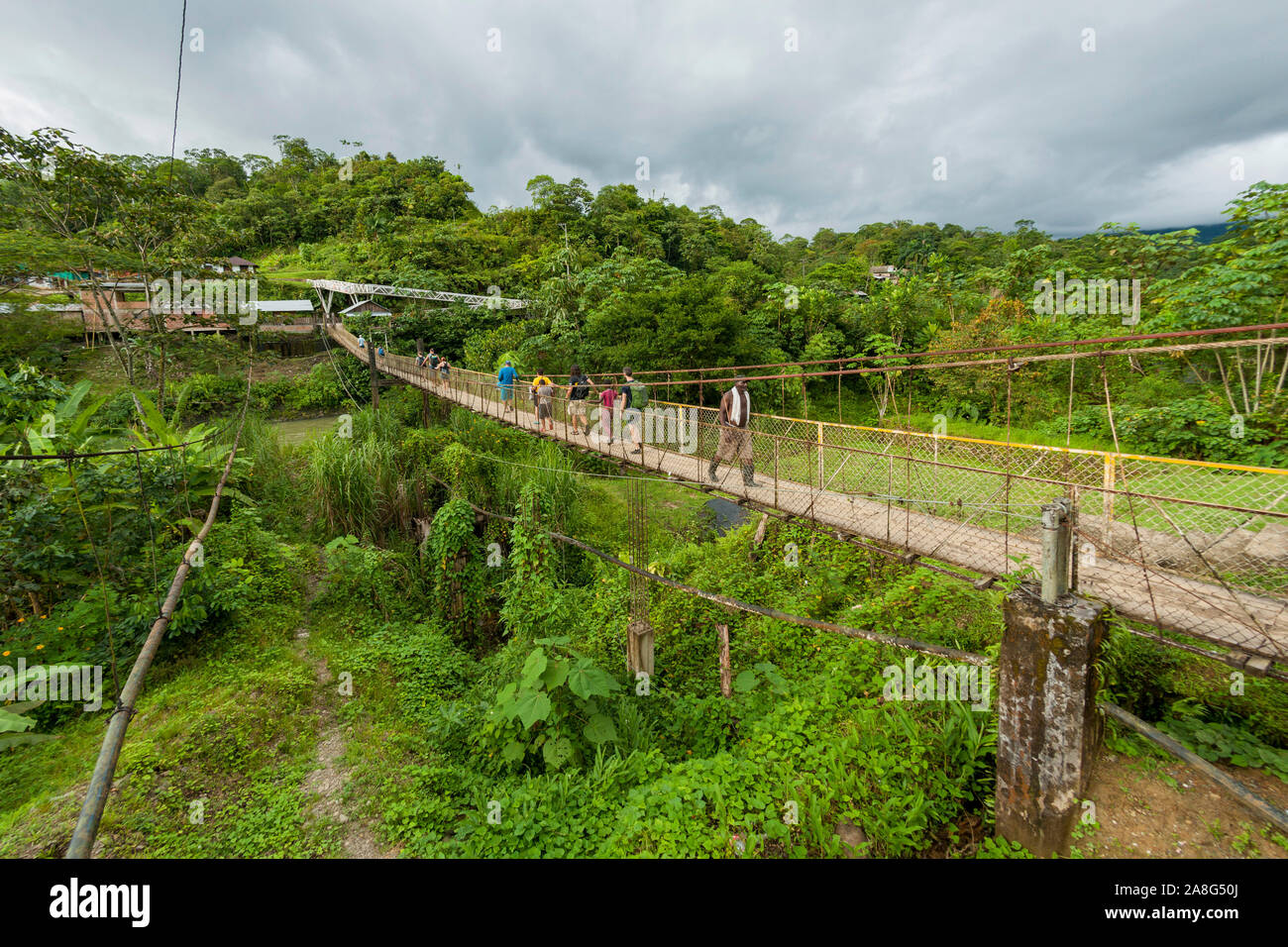 Fuß-Brücke über den Rio Danubio in der Nähe des Dorfes San Cipriano in der Abteilung von Valle del Cauca, Kolumbien. Stockfoto