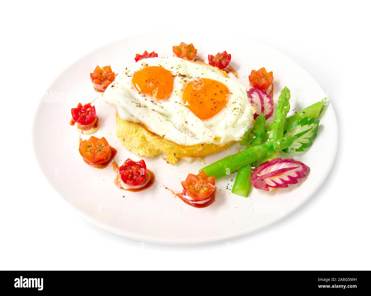 Frühstück mit gegrillten Toast auf Spiegeleier, schwarzen Pfeffer und Salz bestreuen dekorieren Tomate Kirsche, Spargel, Rettich Blatt und Gurke geschnitzten Styl Stockfoto