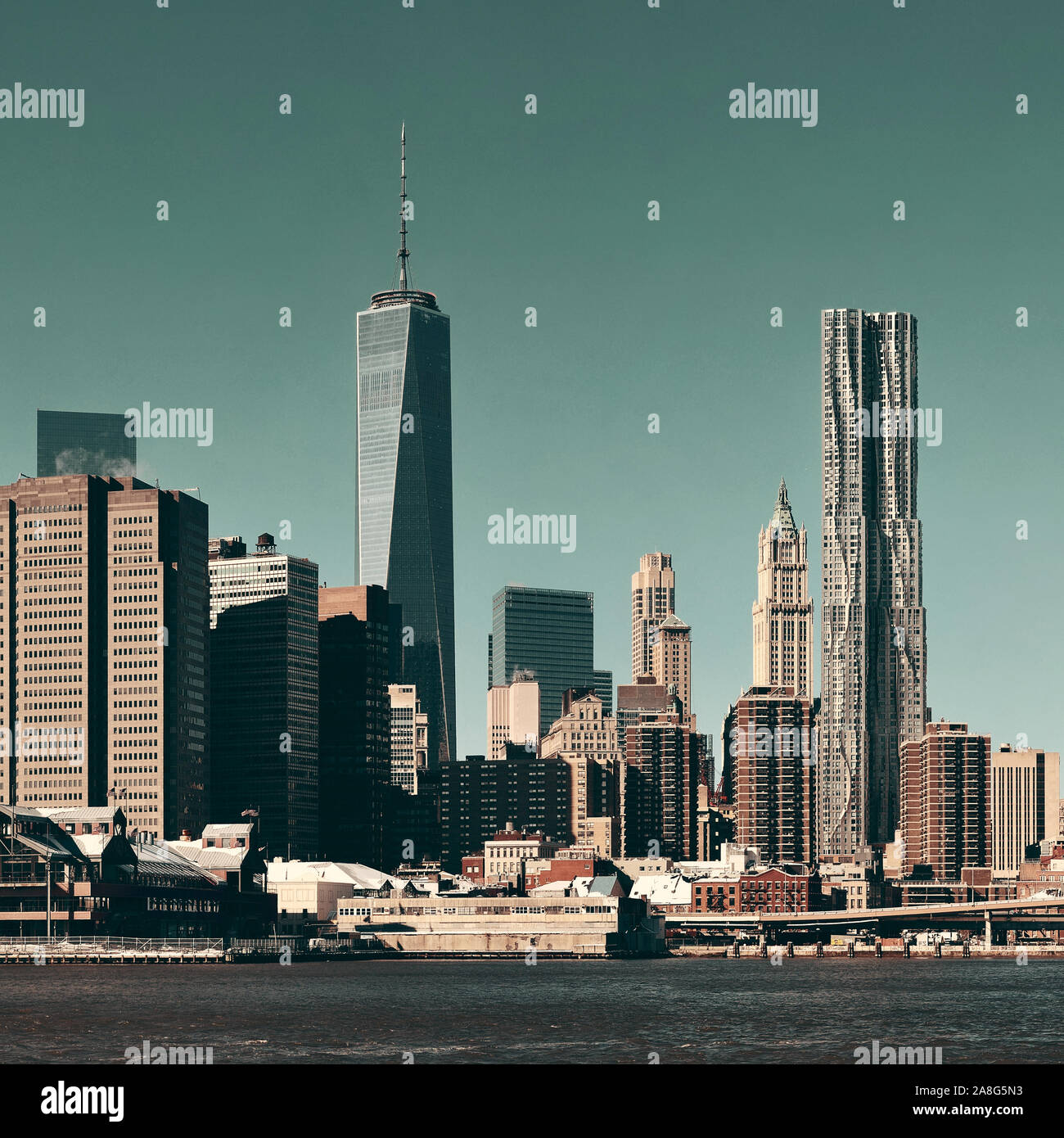 Manhattan Skyline Innenstadt mit städtischen Hochhäusern über Fluss. Stockfoto