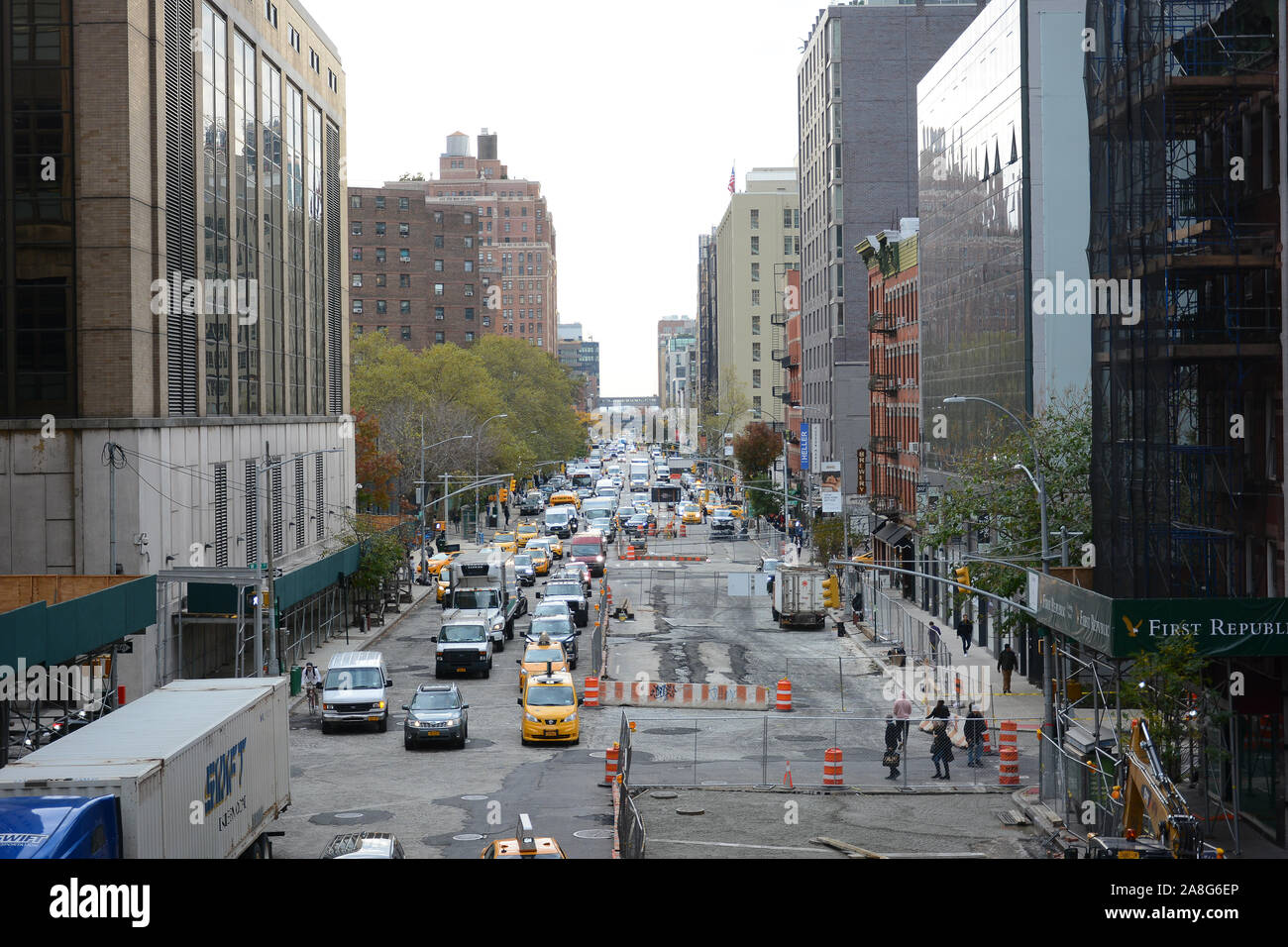 NEW YORK, NY - 05. Nov. 2019: 10th Avenue von der hohen Linie gesehen, mit Autos, Fußgänger und Bau. Stockfoto