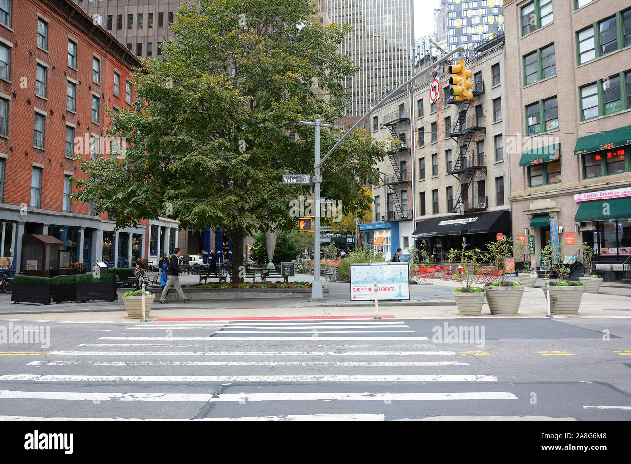 NEW YORK, NY - 05. Nov. 2019: Coenties Slip, einmal einen Anlegeplatz für Schiffe, die in und wurde zu einer Straße gefüllt war, ist jetzt ein Park in Lower Manhattan. Stockfoto