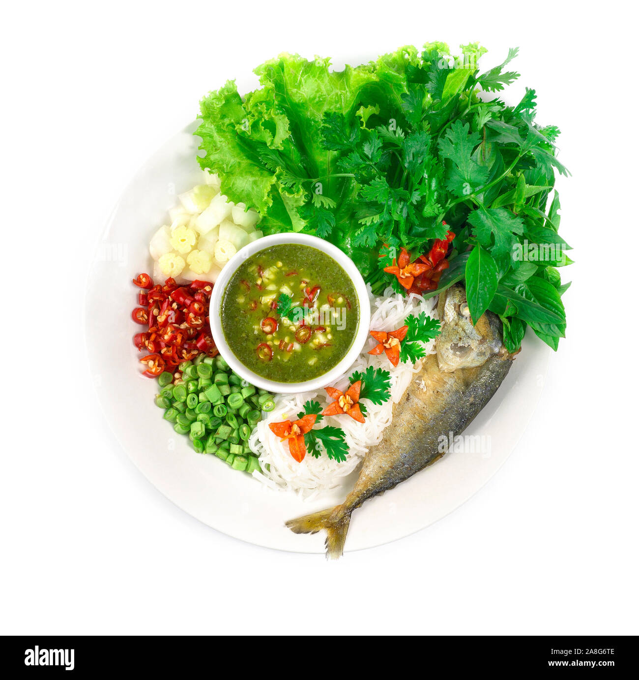 Gebratene Makrele (maing-PLA-zu) und frisches Gemüse mit Thai Reis, kleinen Nudeln und seafood Soße Vorspeise Salat deepping Thai Thai Stil si steht für: Stockfoto