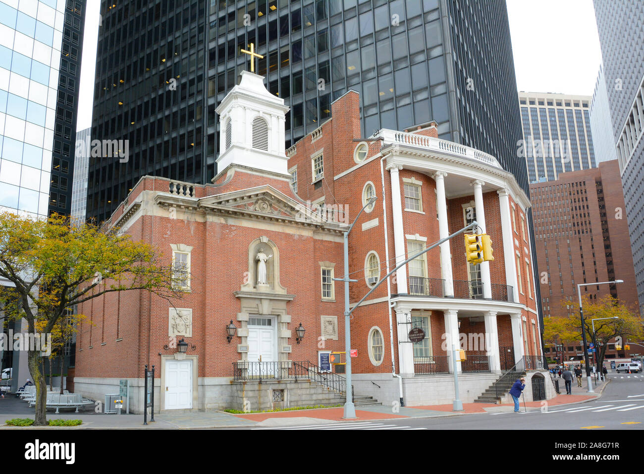 NEW YORK, NY - 05. Nov. 2019: Der Schrein von St. Elizabeth Ann Bayley Seton ist in der Kirche Unserer Lieben Frau vom Rosenkranz, im finanziellen Dis Stockfoto